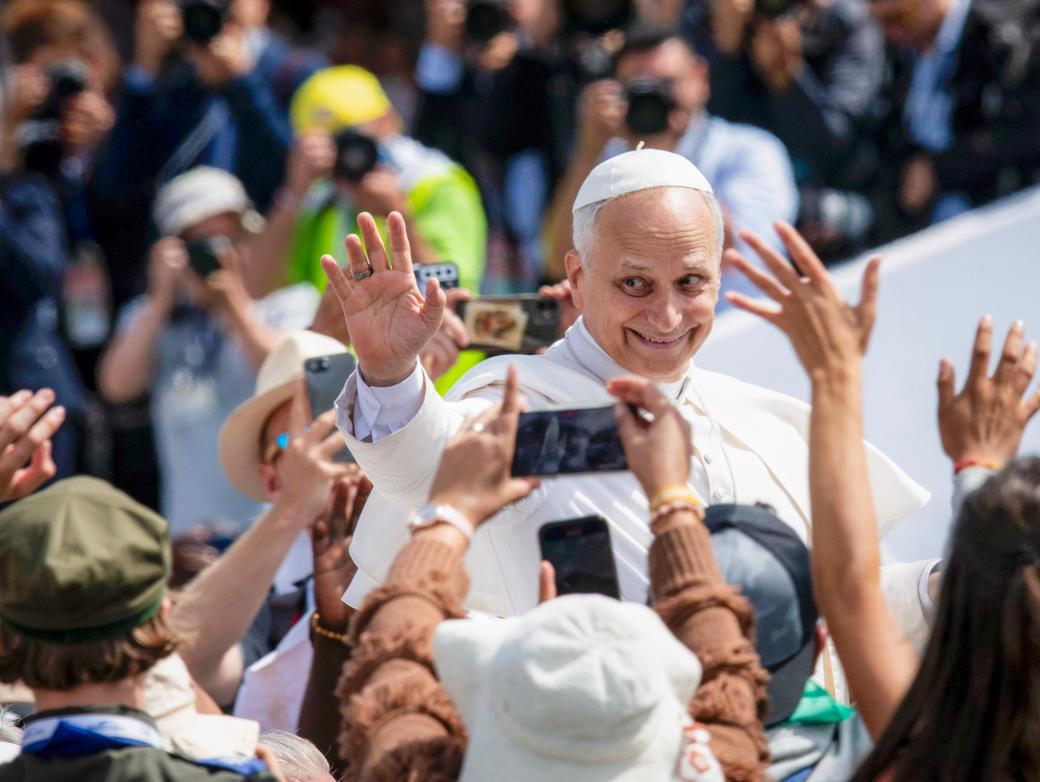 Papst Leo XVI. aus dem Papamobil