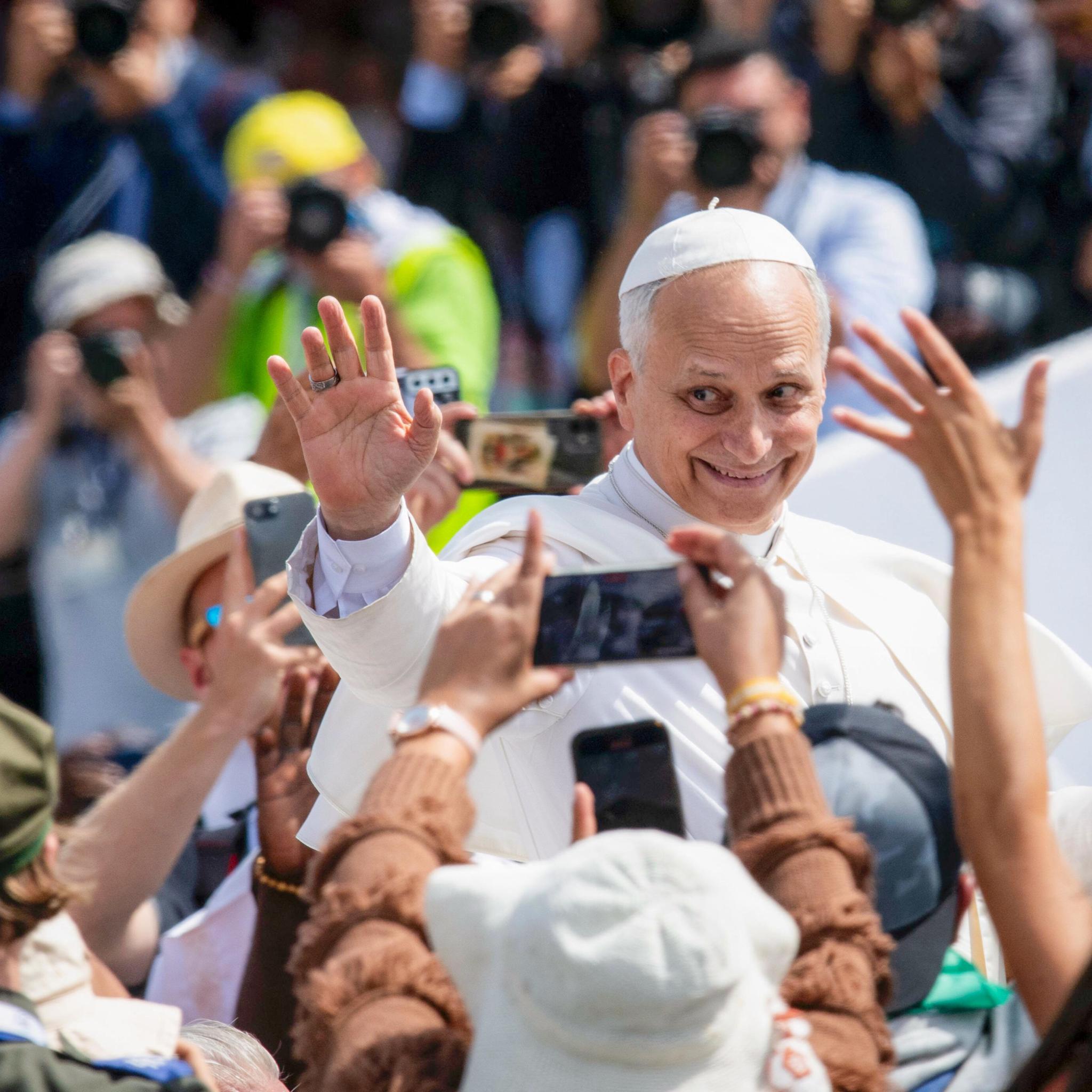 Papst Leo XVI. aus dem Papamobil