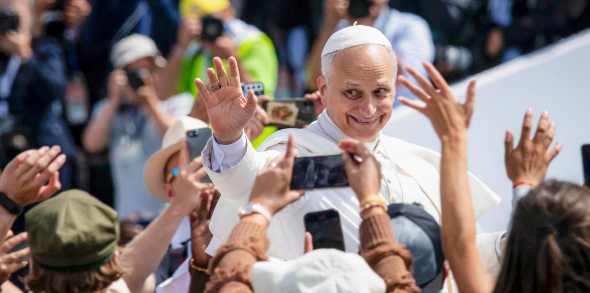 Papst Leo XVI. aus dem Papamobil