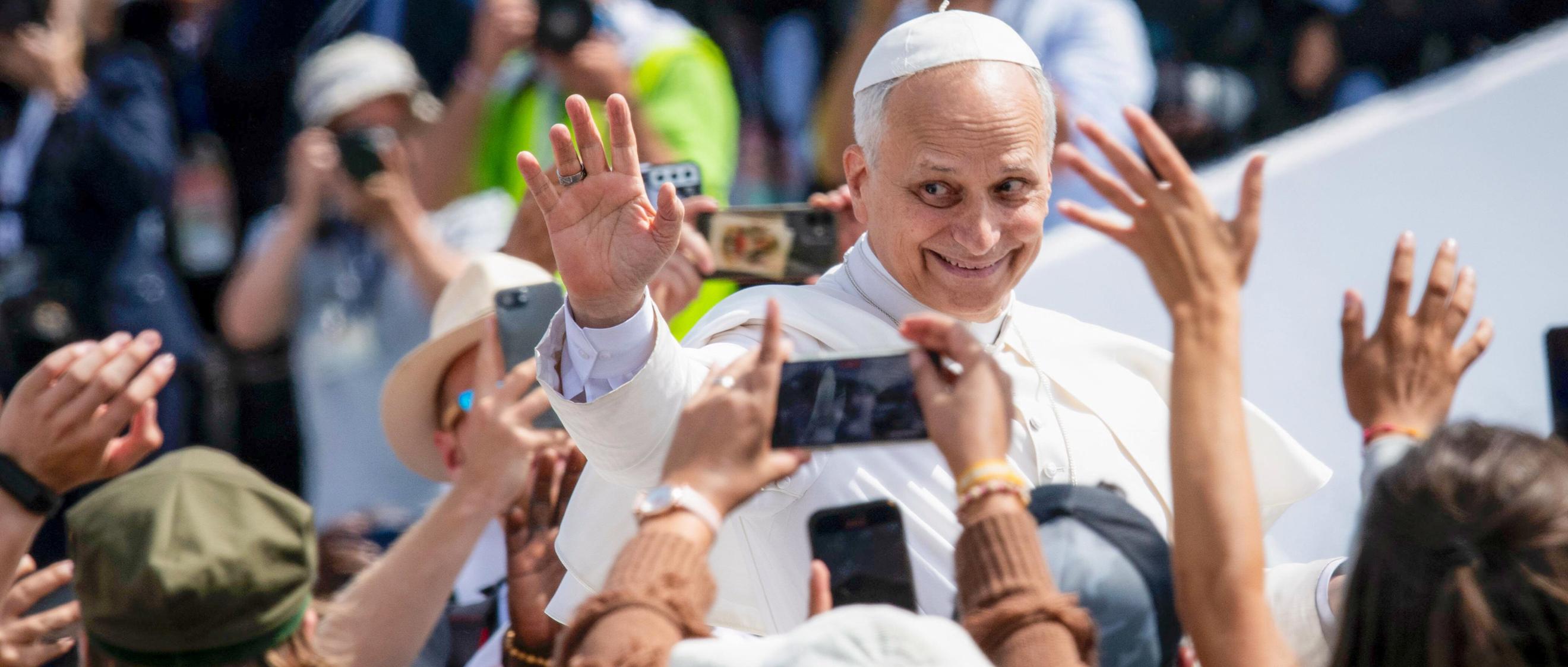 Papst Leo XVI. aus dem Papamobil