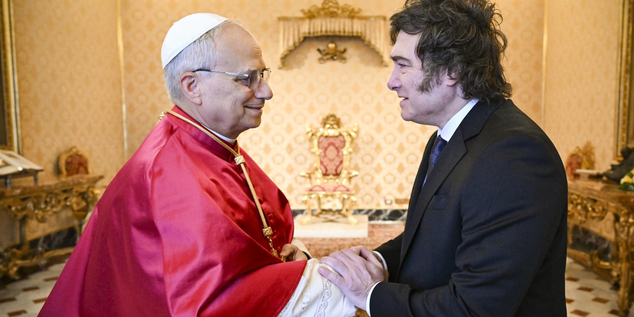 Zwei Männer reichen sich die Hand (c) Vatican Media/Romano Siciliani/KNA Zwei Männer reichen sich die Hand