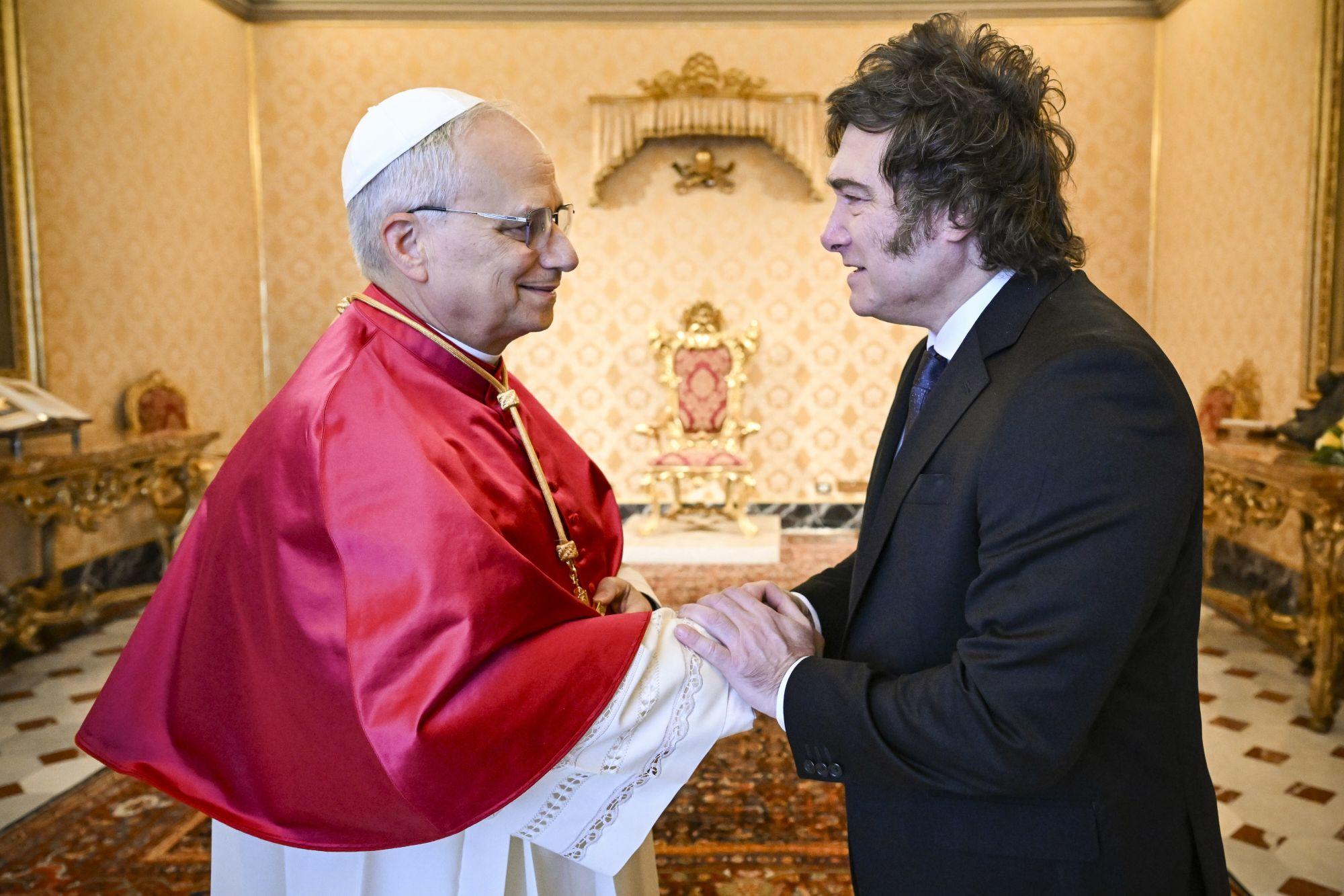 Zwei Männer reichen sich die Hand (c) Vatican Media/Romano Siciliani/KNA Zwei Männer reichen sich die Hand