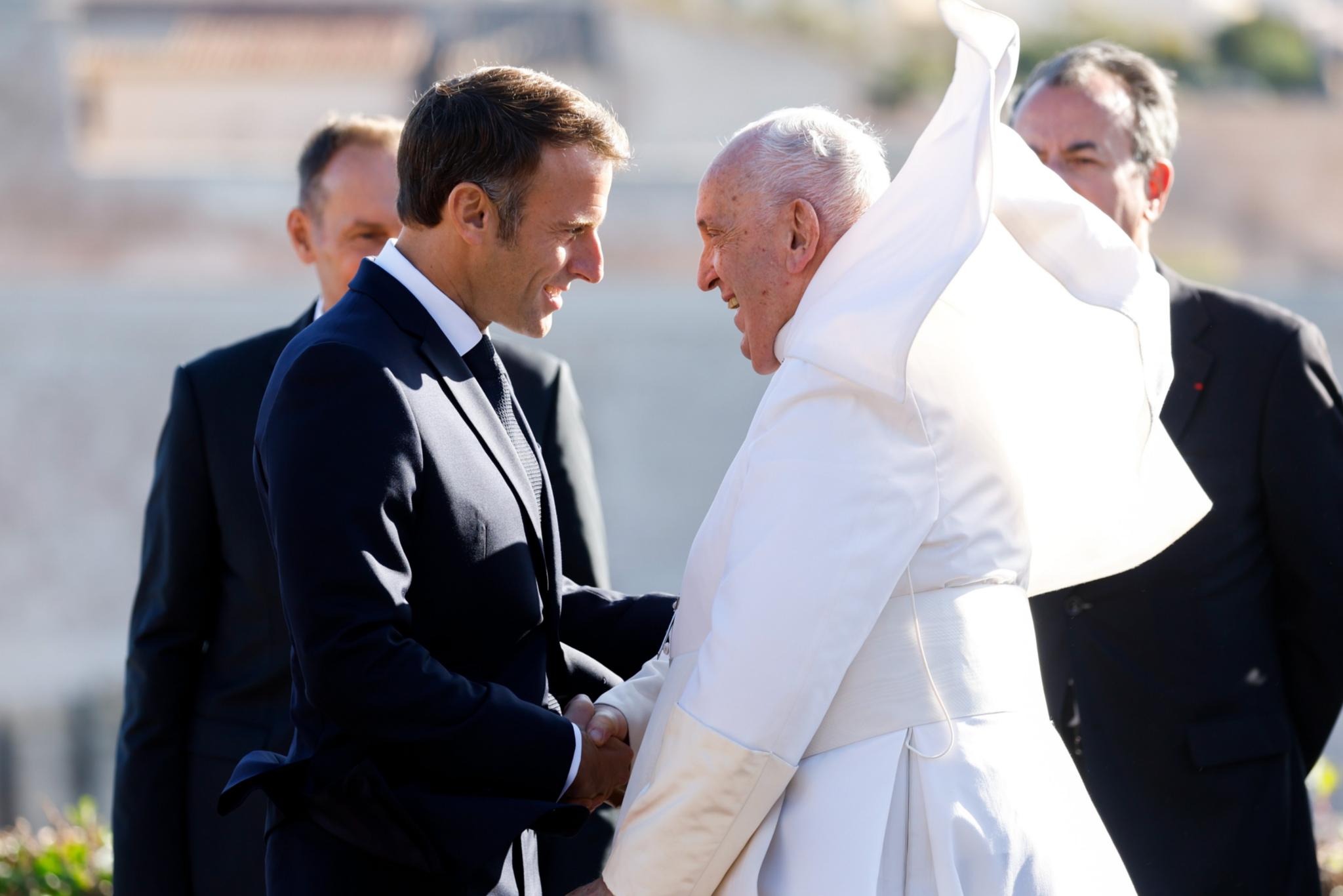 Frankreichs Präsident Emmanuel Macron begrüßt Papst Franziskus zur Abschlusssitzung des Mittelmeer-Treffens