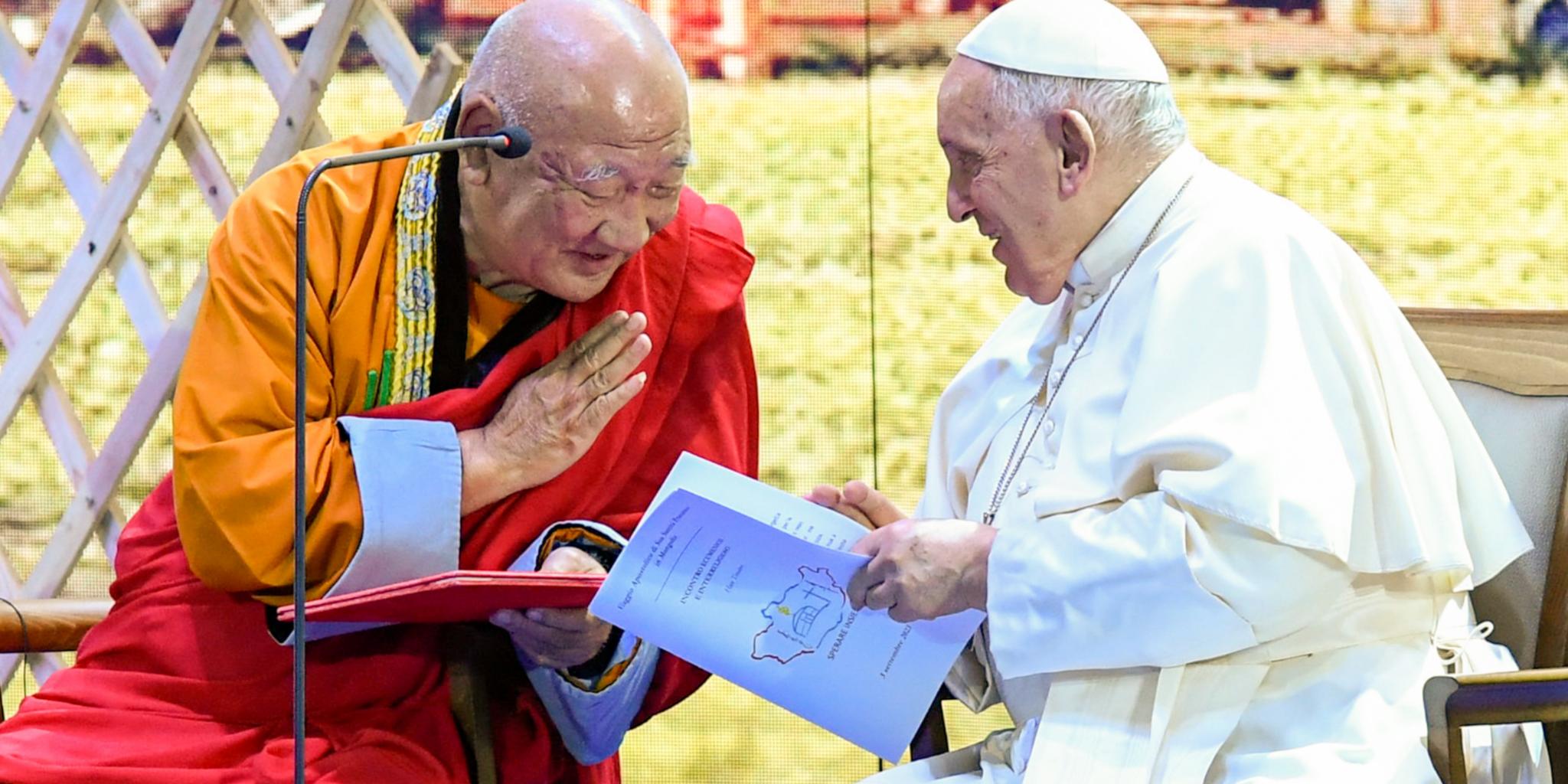 Papst Franziskus und Khamba Lama Gabju Demberel Choijamts, Abt des buddhistischen Klosters Gandan Tegchenling.