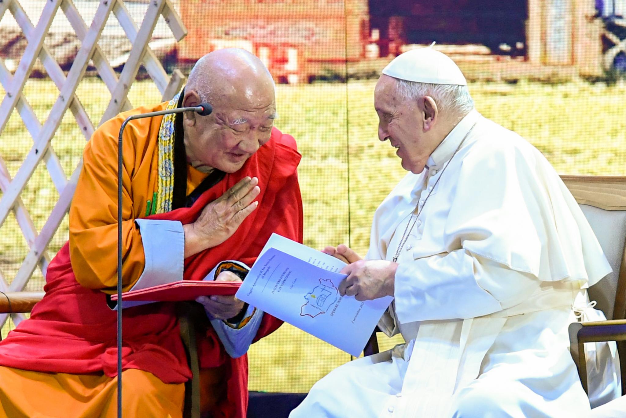 Papst Franziskus und Khamba Lama Gabju Demberel Choijamts, Abt des buddhistischen Klosters Gandan Tegchenling.
