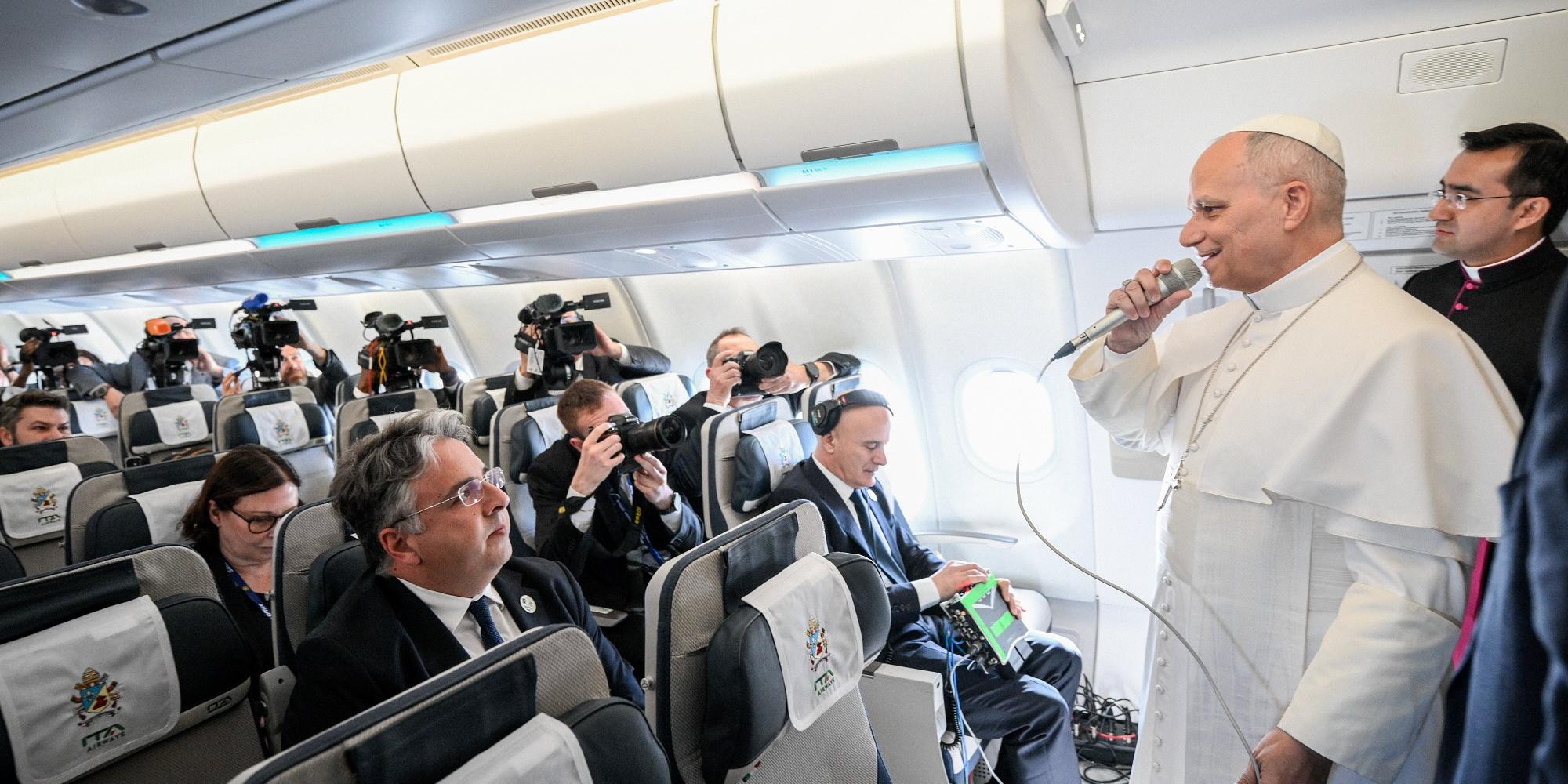 Leo XIV. auf dem Flug nach Algerien vor Journalisten,