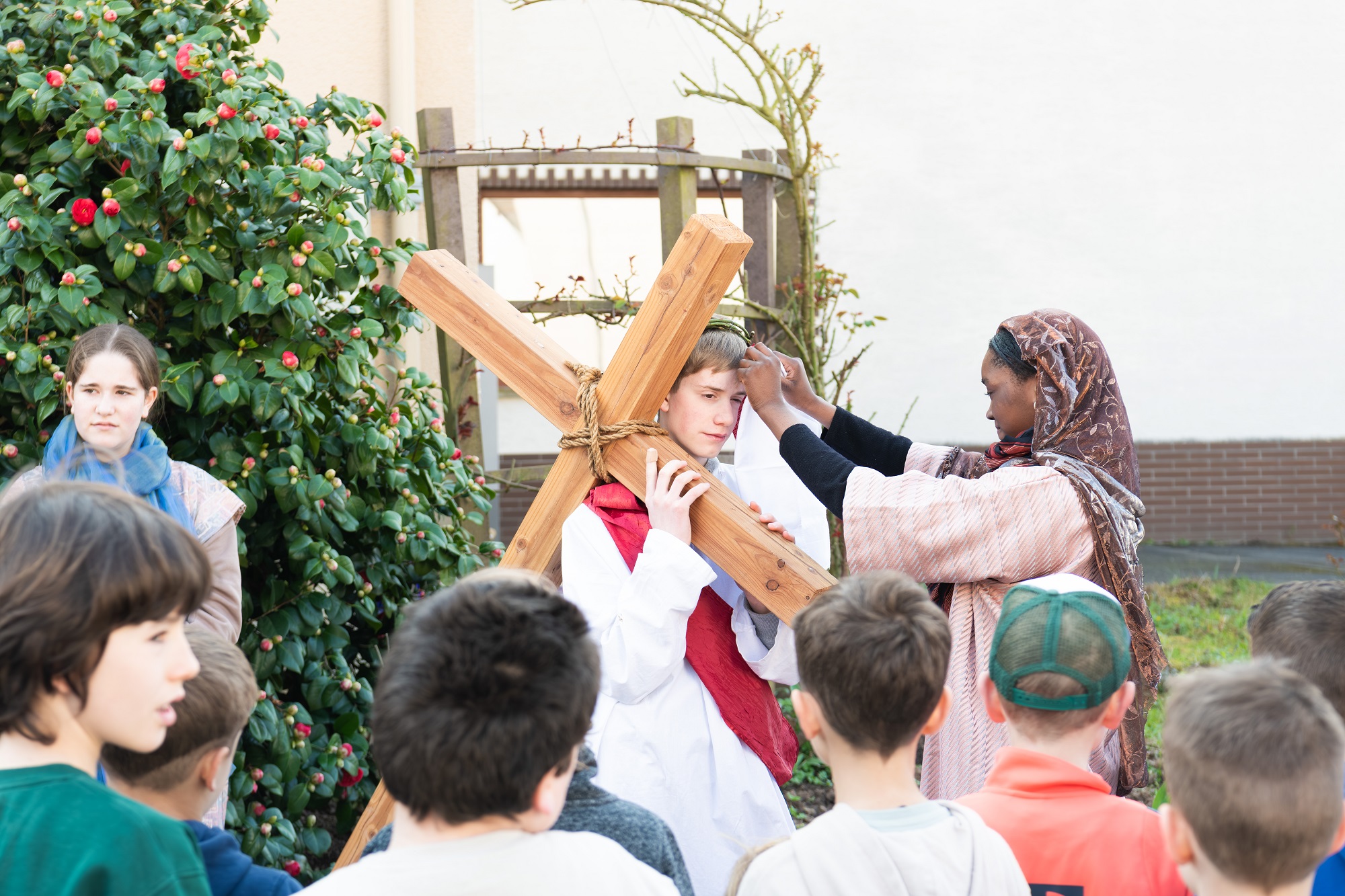 Szene aus dem Passionsspiel: Jesus trägt das Kreuz.