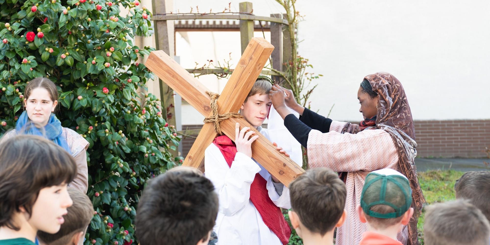 Szene aus dem Passionsspiel: Jesus trägt das Kreuz.