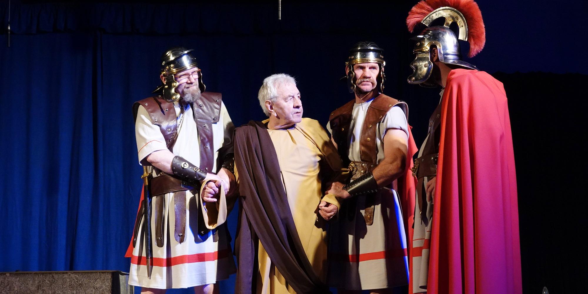 Szene aus dem Passionsspiel in Schuld: Nur knapp entgeht Petrus seiner Verhaftung.