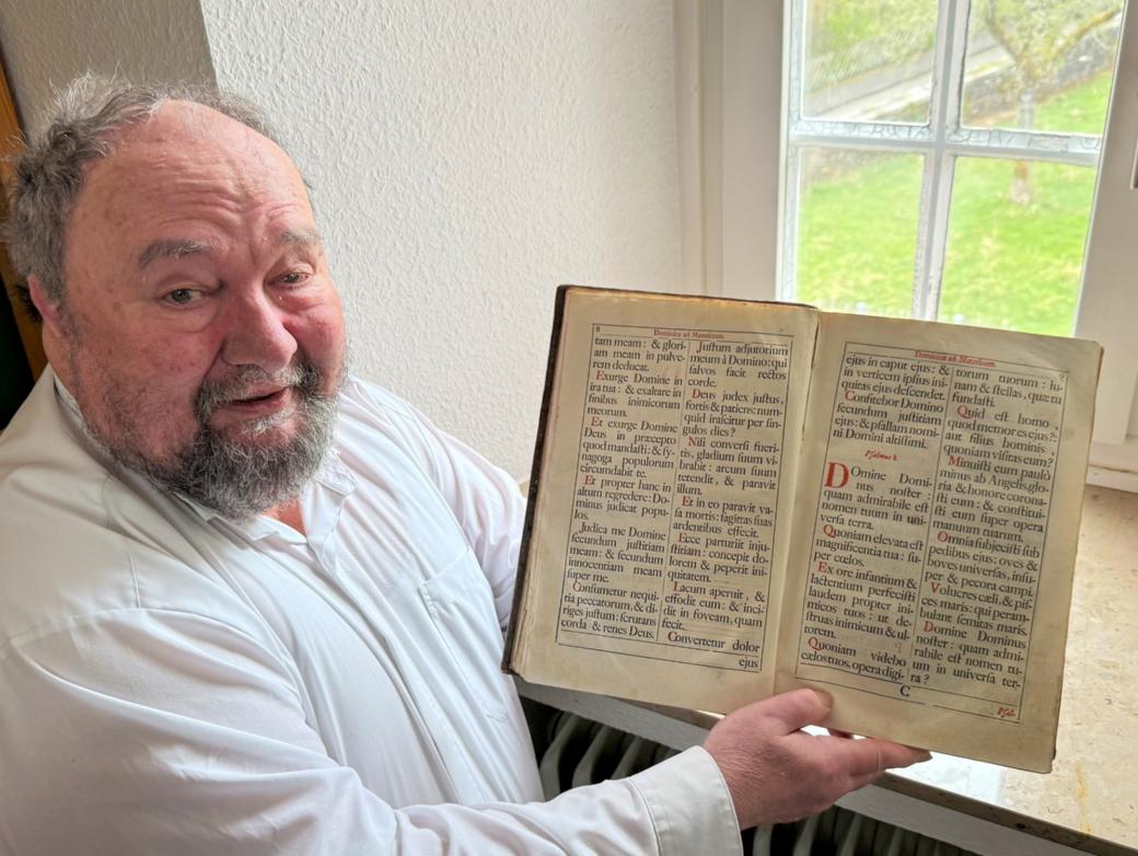 Pastor Klaus Bender zeigt ein altes Chorbuch.