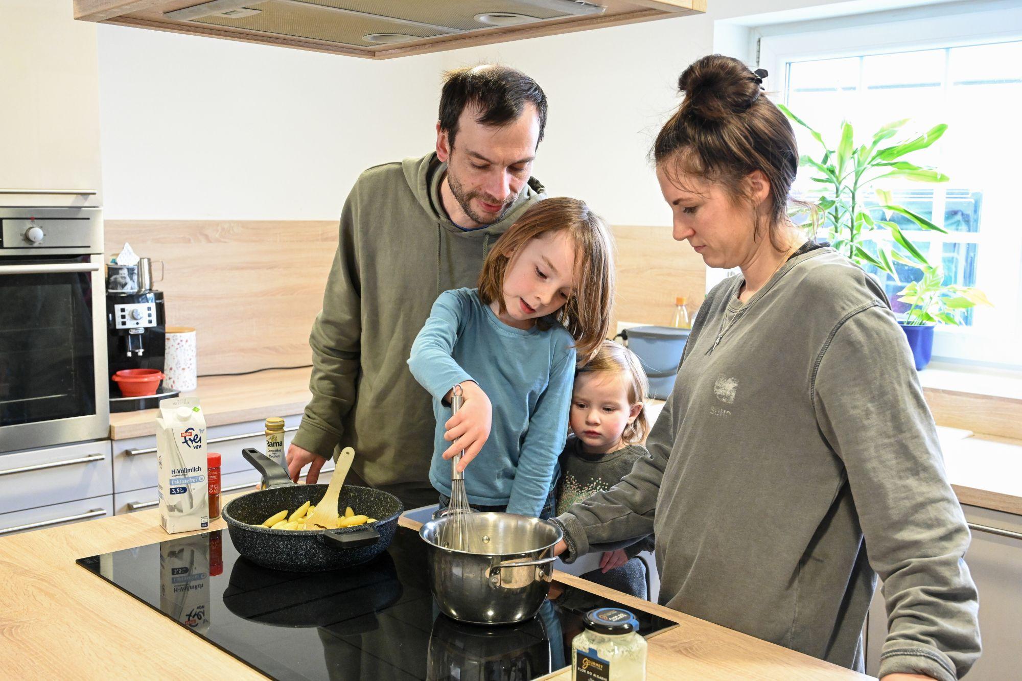 Gemeinsame Aktionen, wie beispielsweise das Zubereiten von Mahlzeiten. fördern das Zusammenwachsen einer Patchworkfamilie.