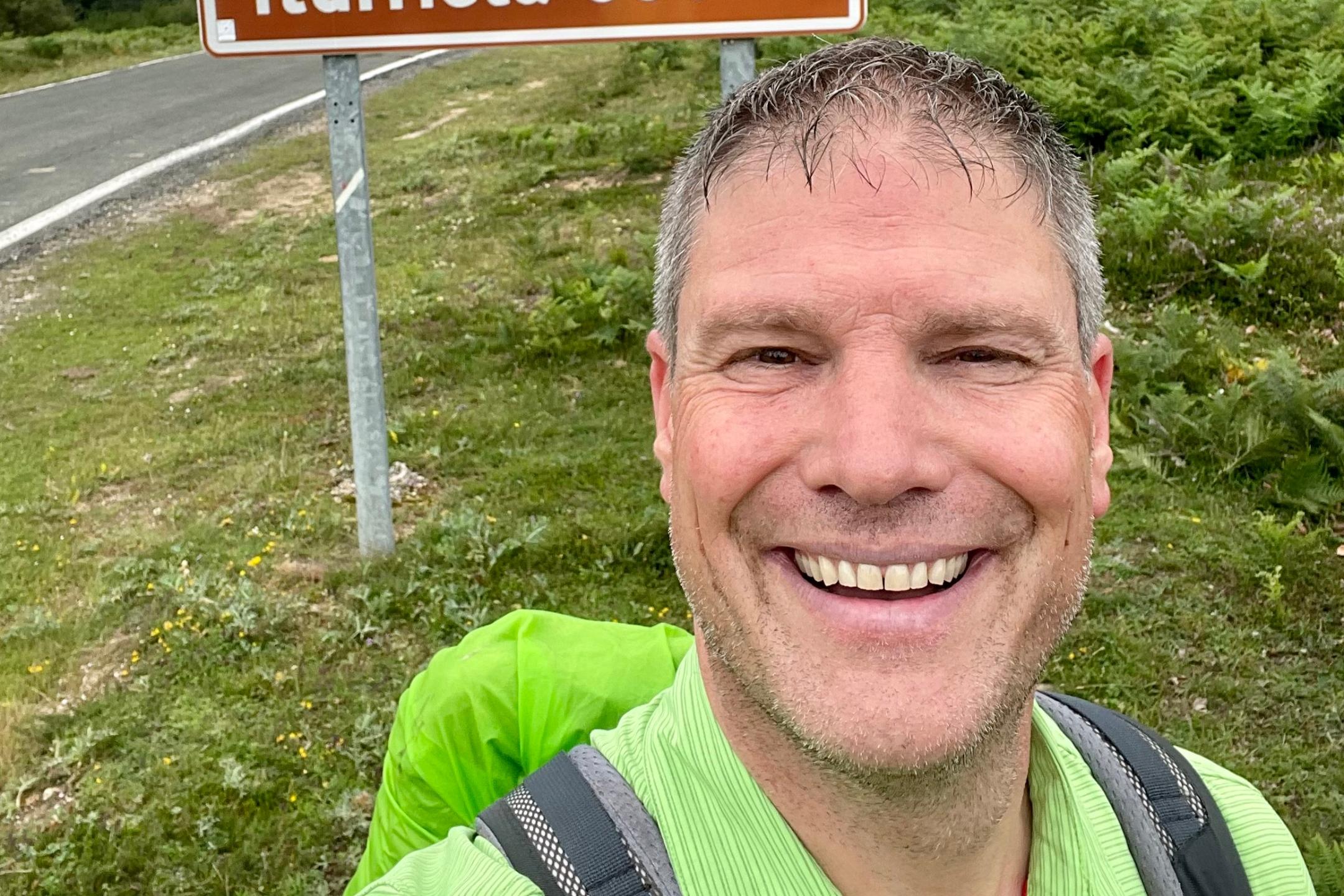 Als Pilger – im Schnitt 33 Kilometer pro Tag – und Spendensammler unterwegs auf dem Ignatiusweg: der Vinzentiner Andreas Müller.