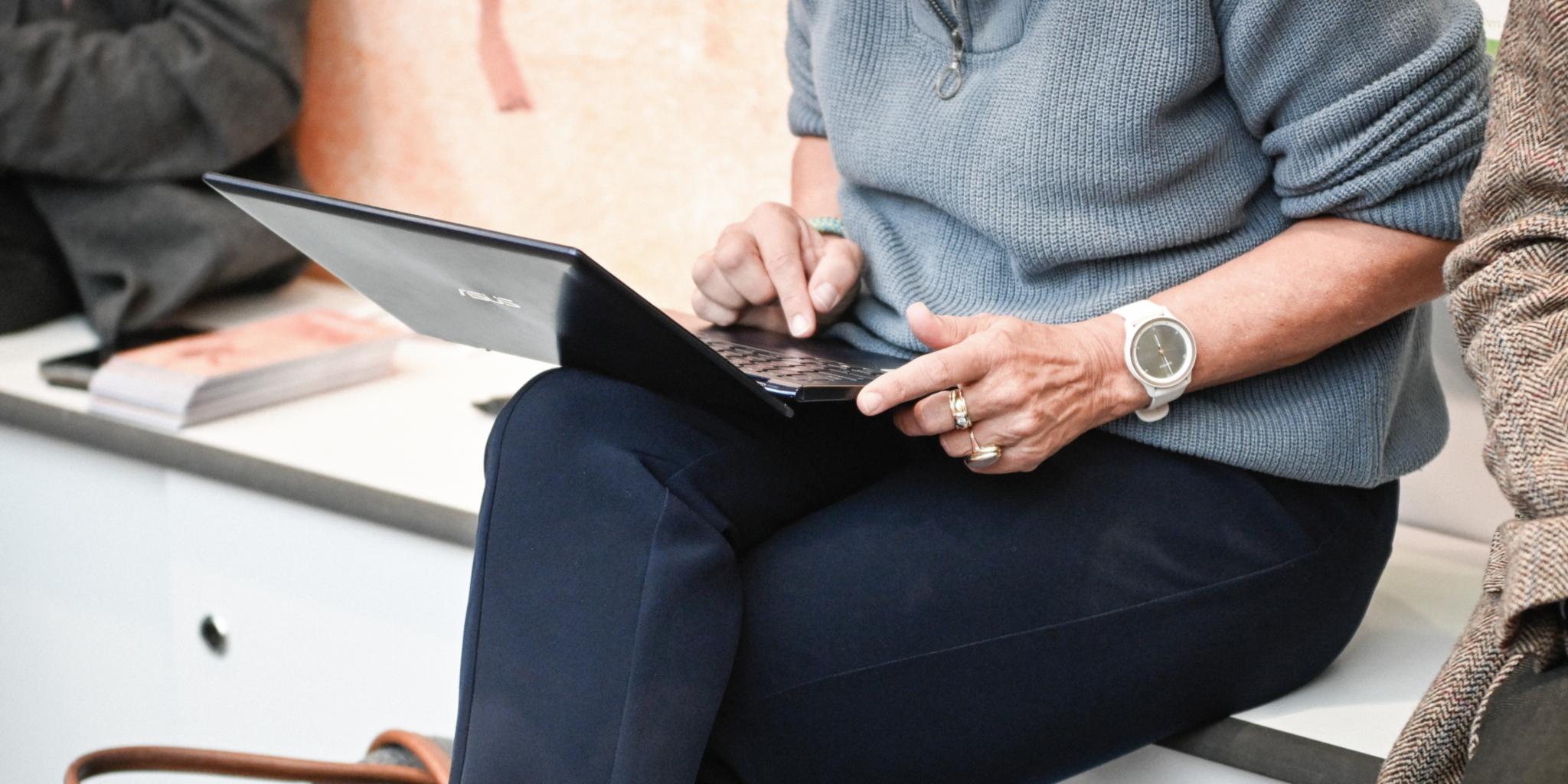 Wer glaubt, immer online sein zu müssen, tut sich nichts Gutes. Man soll auch abschalten und das Leben genießen (c) KNA Wer glaubt, immer online sein zu müssen, tut sich nichts Gutes. Man soll auch abschalten und das Leben genießen