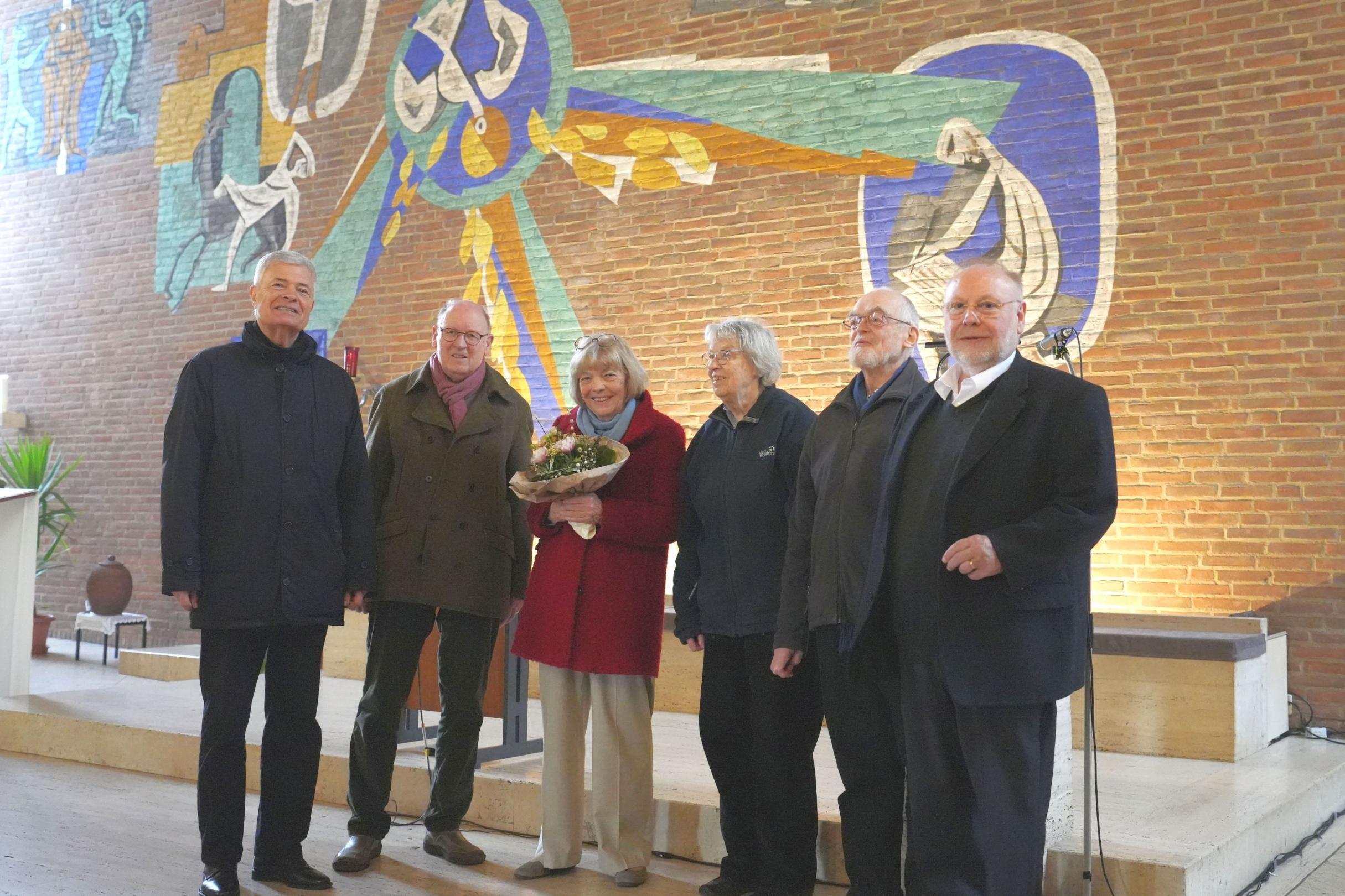 Vor der von Werner Persy gestalteten Altarwand in der Kirche St. Paul: Dr. Hermann Kleber, Wolfram Viertelhaus, Monica Persy, Monika und Ernst-Peter Thielen sowie Dieter Burgard (von links).