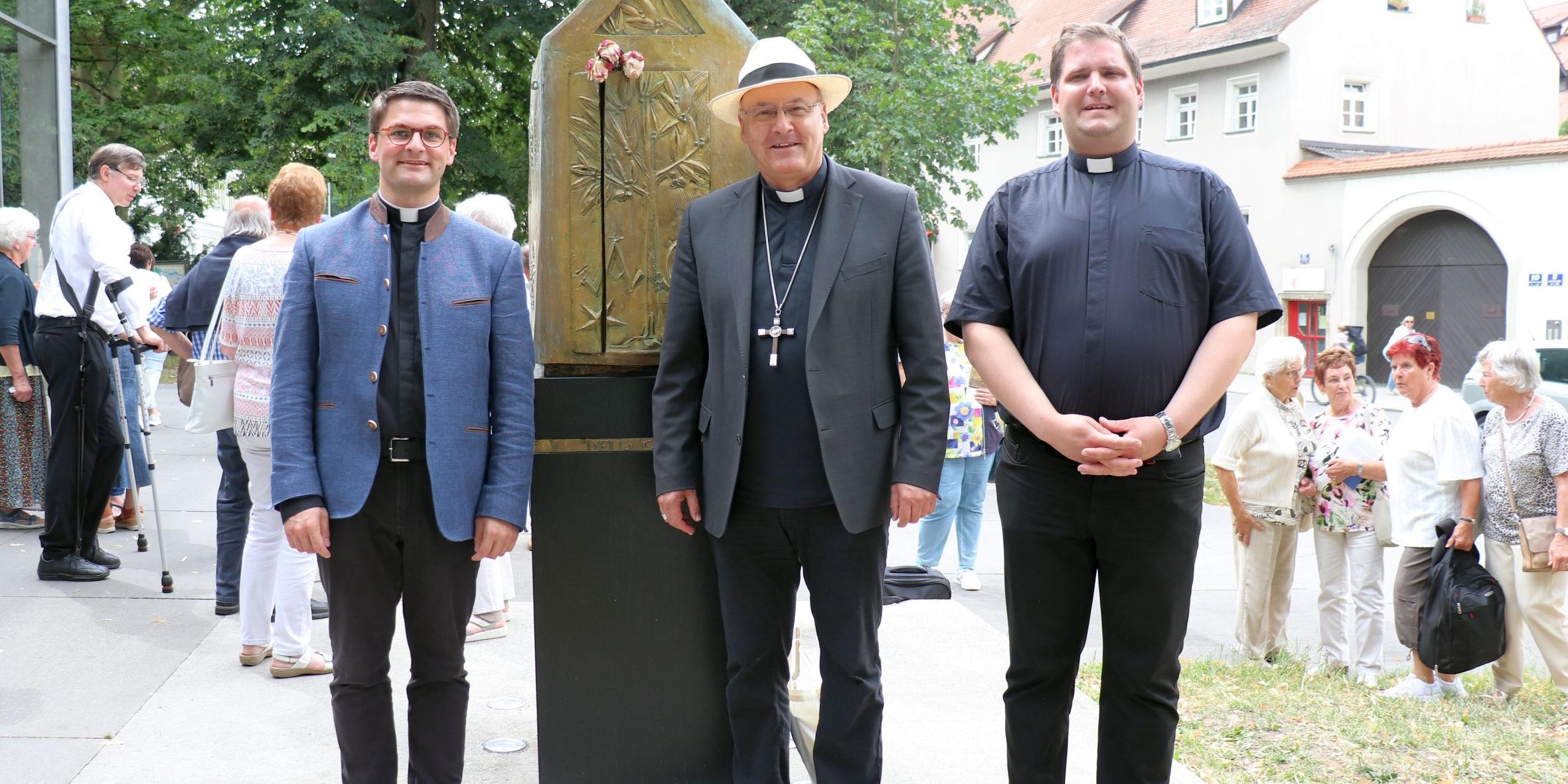 Der Regensburger Bischof Dr. Rudolf Voderholzer (Mitte) mit seinen ehemaligen Studenten Johannes Kerwer (rechts) und Kevin Schirra. (c) privat Der Regensburger Bischof Dr. Rudolf Voderholzer (Mitte) mit seinen ehemaligen Studenten Johannes Kerwer (rechts) und Kevin Schirra.