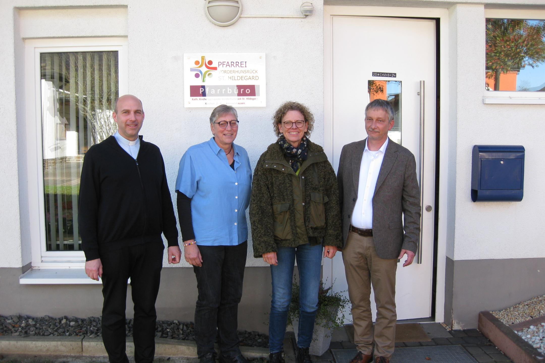 (Von links) Christian Adams, Petra Kollmar, Lucia Stahl und Dr. Jens Werner freuen sich über den Erfolg des Spendenaufrufs.