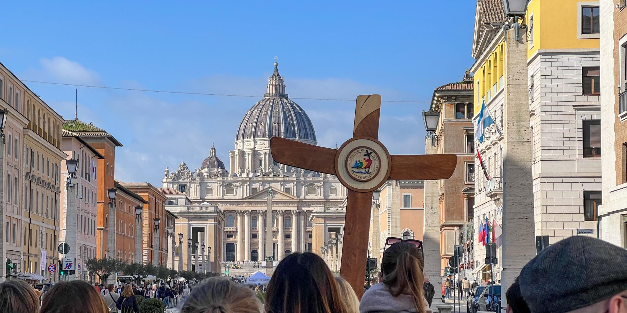 Eine deutsche Gruppe ist mit Pilgerkreuz unterwegs auf der Via della Conciliazione in Rom zum Petersdom. (c) Niklas Hesselmann/KNA Eine deutsche Gruppe ist mit Pilgerkreuz unterwegs auf der Via della Conciliazione in Rom zum Petersdom.