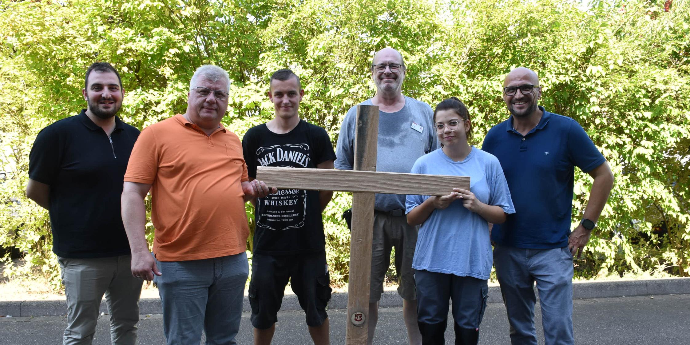 Das neue Pilgerkreuz präsentieren Dario Tumminelli, Stefan Herschler, Patrick, Werner Reinert, Selin und Marc-Oliver Soler (von links). (c) Christine Cüppers Das neue Pilgerkreuz präsentieren Dario Tumminelli, Stefan Herschler, Patrick, Werner Reinert, Selin und Marc-Oliver Soler (von links).