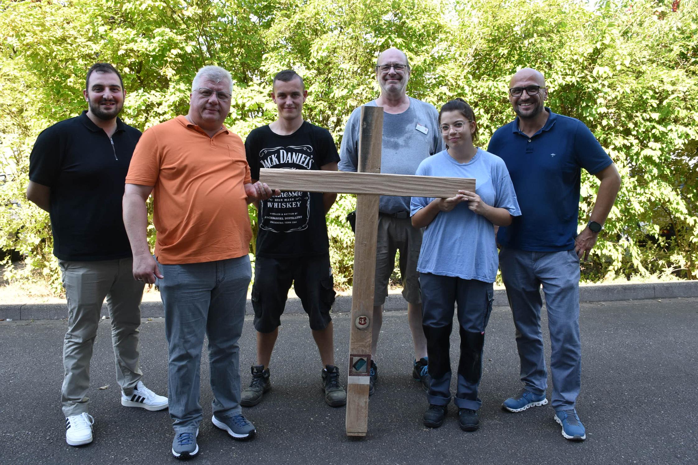 Das neue Pilgerkreuz präsentieren Dario Tumminelli, Stefan Herschler, Patrick, Werner Reinert, Selin und Marc-Oliver Soler (von links).