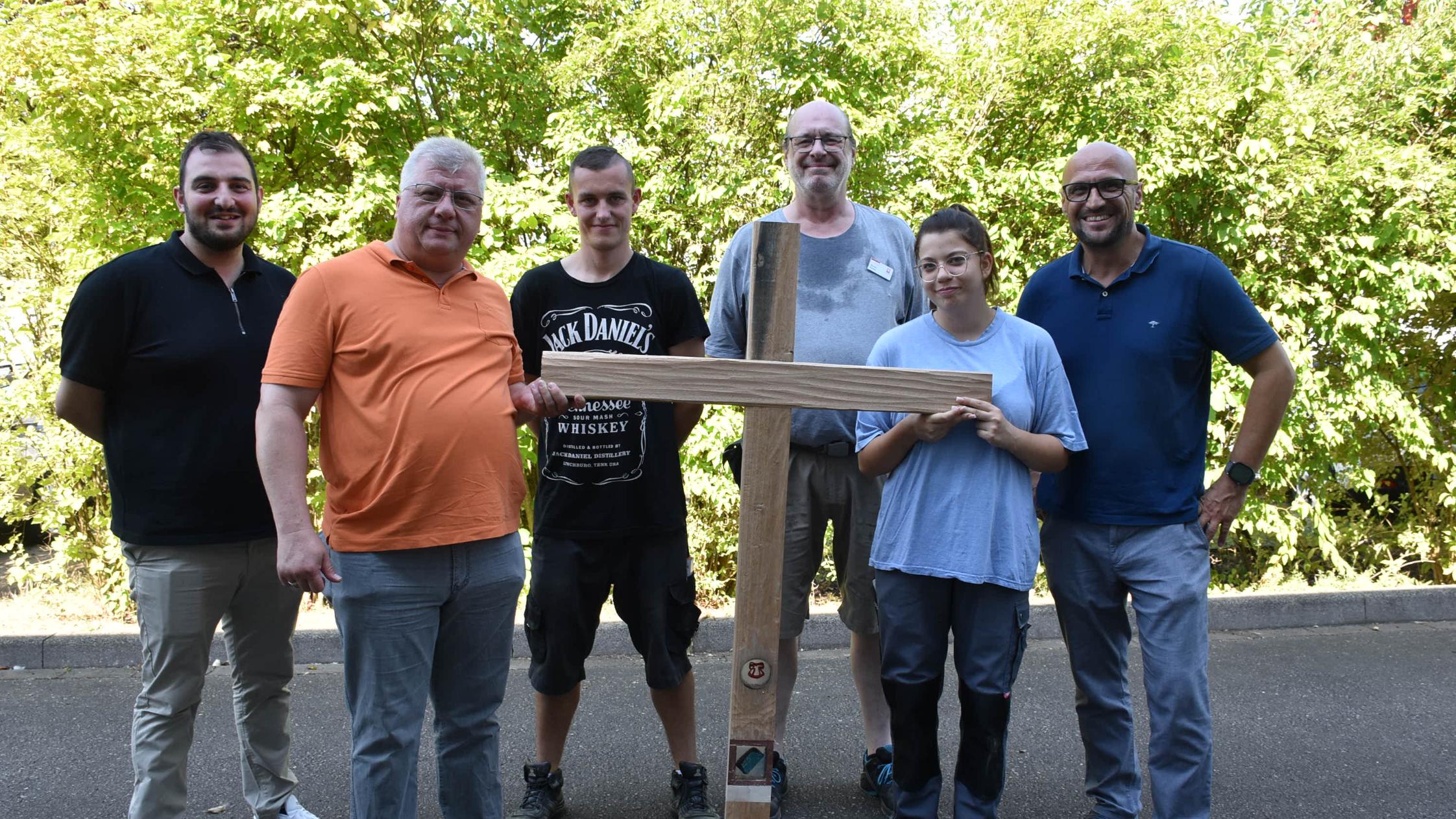 Das neue Pilgerkreuz präsentieren Dario Tumminelli, Stefan Herschler, Patrick, Werner Reinert, Selin und Marc-Oliver Soler (von links).
