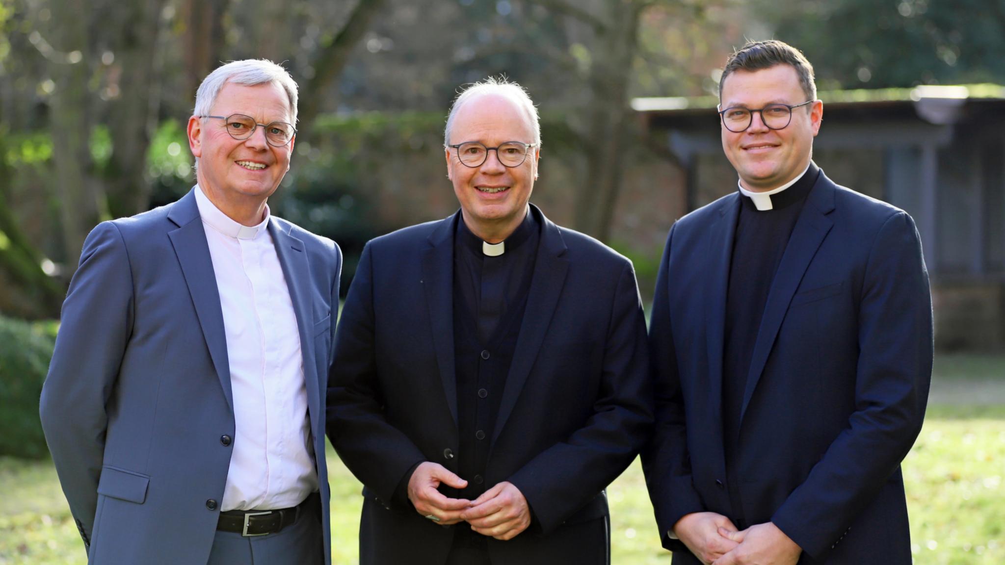 Generalvikar Ulrich von Plettenberg (61) gibt sein Amt nach Ostern ab. Zu seinem Nachfolger bestimmte Bischof Stephan Ackermann Tim Sturm (39/von links), den Leiter des Priesterseminars.