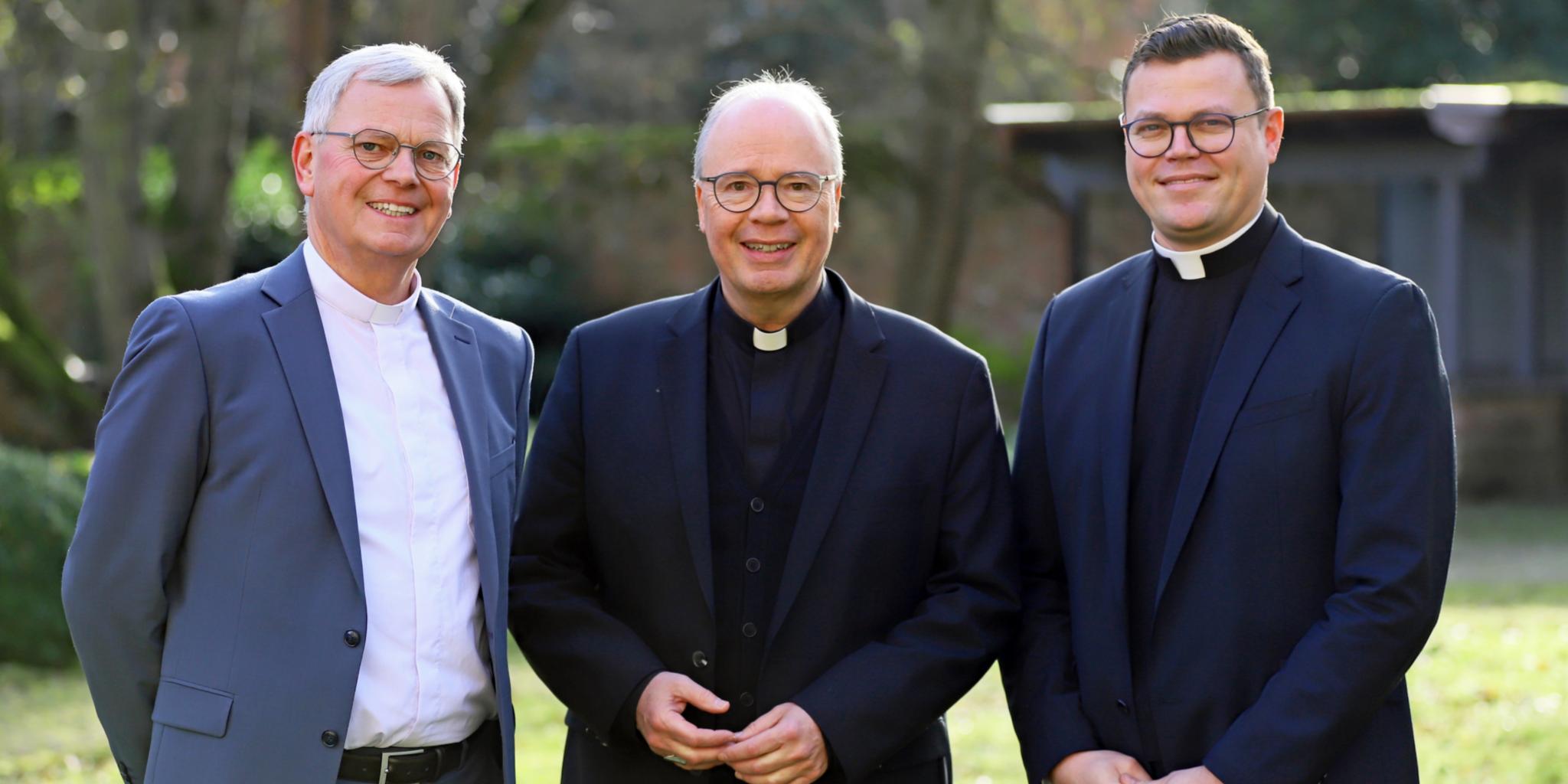Generalvikar Ulrich von Plettenberg (61) gibt sein Amt nach Ostern ab. Zu seinem Nachfolger bestimmte Bischof Stephan Ackermann Tim Sturm (39/von links), den Leiter des Priesterseminars. (c) Simone Bastreri/Bistum Trier Generalvikar Ulrich von Plettenberg (61) gibt sein Amt nach Ostern ab. Zu seinem Nachfolger bestimmte Bischof Stephan Ackermann Tim Sturm (39/von links), den Leiter des Priesterseminars.