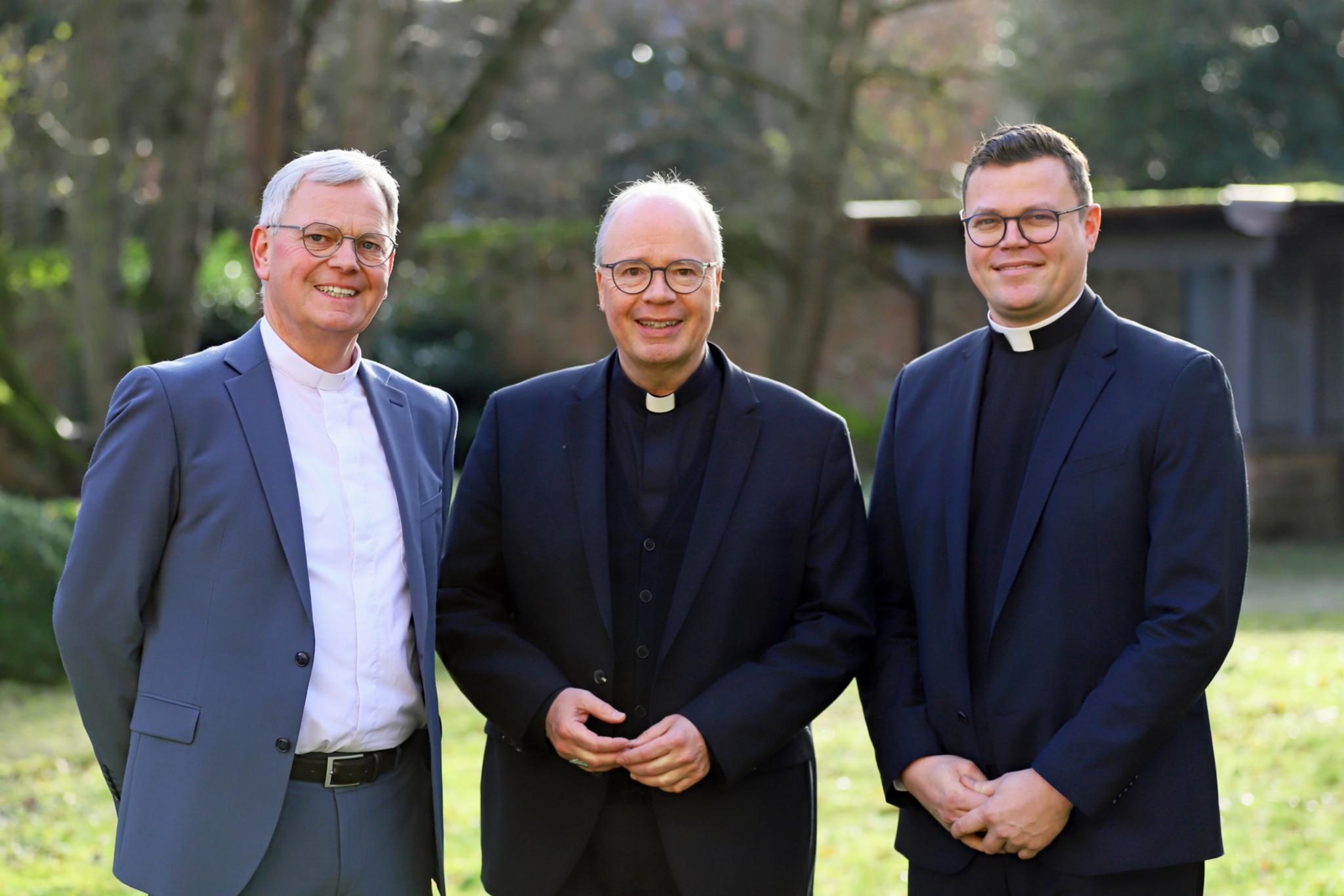 Generalvikar Ulrich von Plettenberg (61) gibt sein Amt nach Ostern ab. Zu seinem Nachfolger bestimmte Bischof Stephan Ackermann Tim Sturm (39/von links), den Leiter des Priesterseminars.