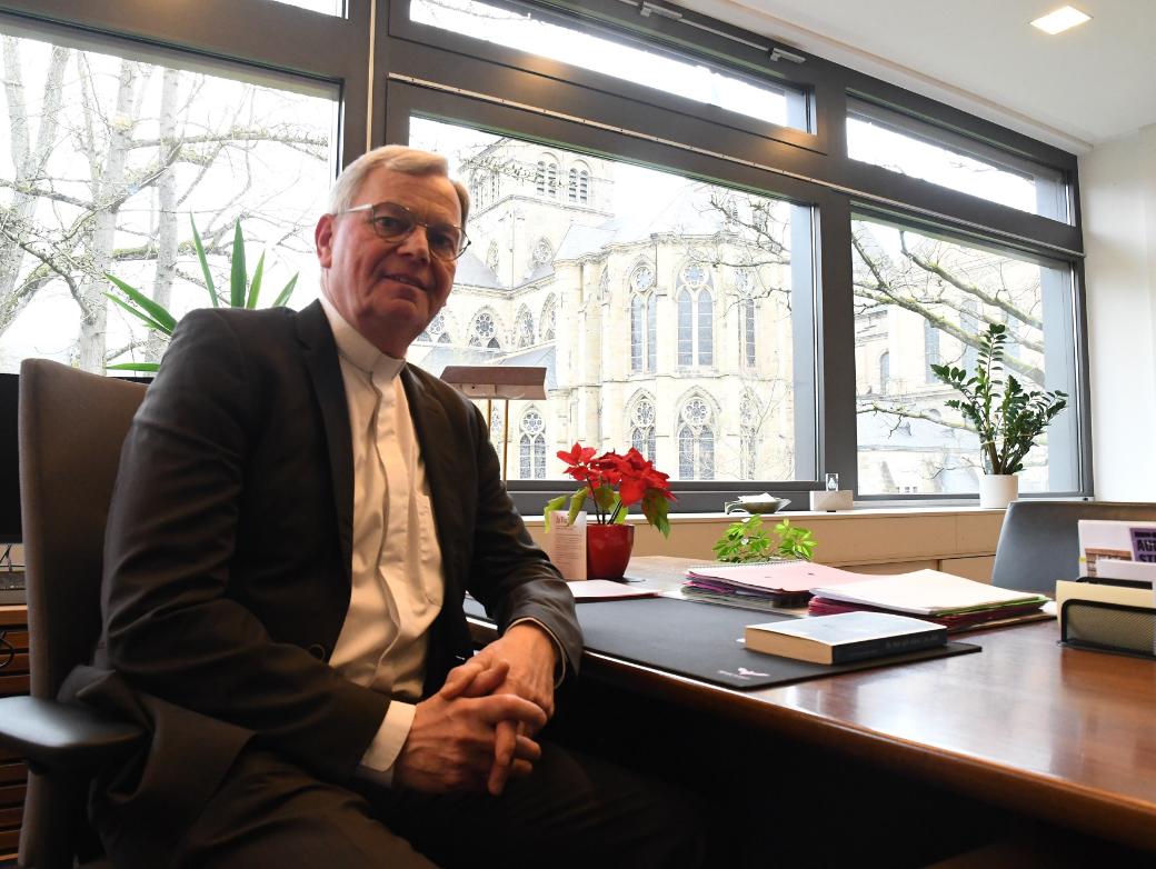 Generalvikar Dr. Ulrich Graf von Plettenberg an seinem Schreibtisch mit Blick auf  Dom, Liebfrauen und Bischofsgarten.