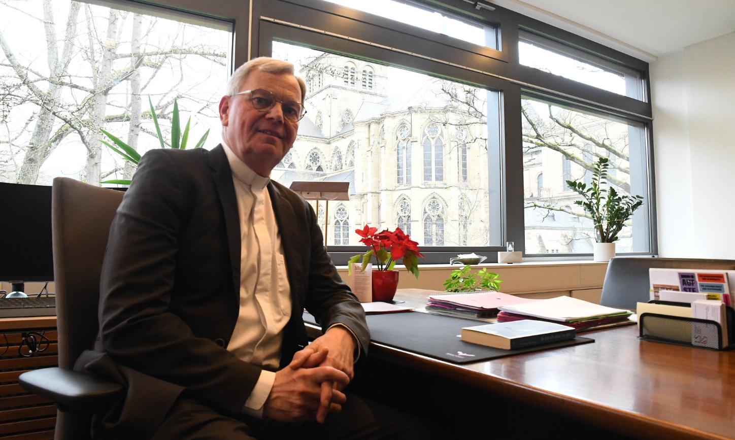 Generalvikar Dr. Ulrich Graf von Plettenberg an seinem Schreibtisch mit Blick auf  Dom, Liebfrauen und Bischofsgarten.