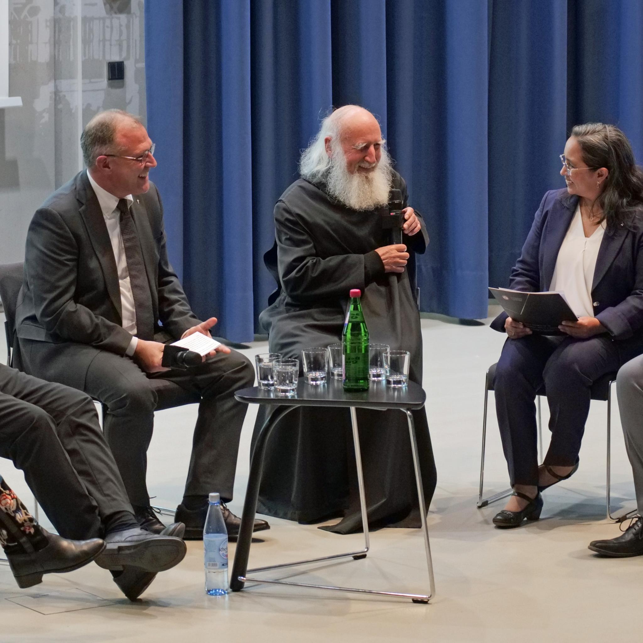 Bei der Podiumsdiskussion: (von links) Eva Martha Eckkrammer, Stephan Ackermann, Hans-Georg Gradl, Anselm Grün, Bernadeth Carmen Caero Bustillos und Nils Thomas.