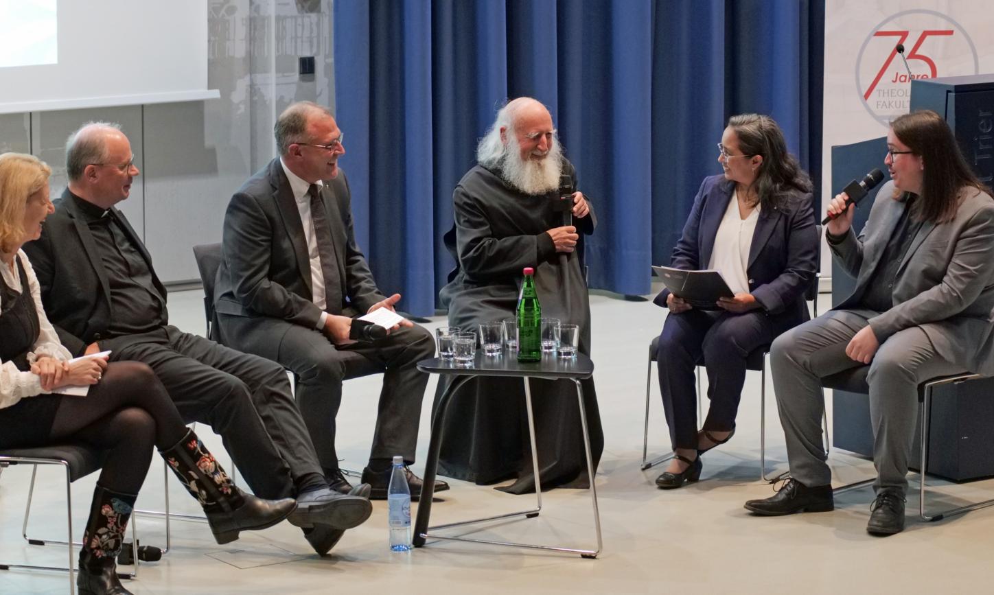 Bei der Podiumsdiskussion: (von links) Eva Martha Eckkrammer, Stephan Ackermann, Hans-Georg Gradl, Anselm Grün, Bernadeth Carmen Caero Bustillos und Nils Thomas.