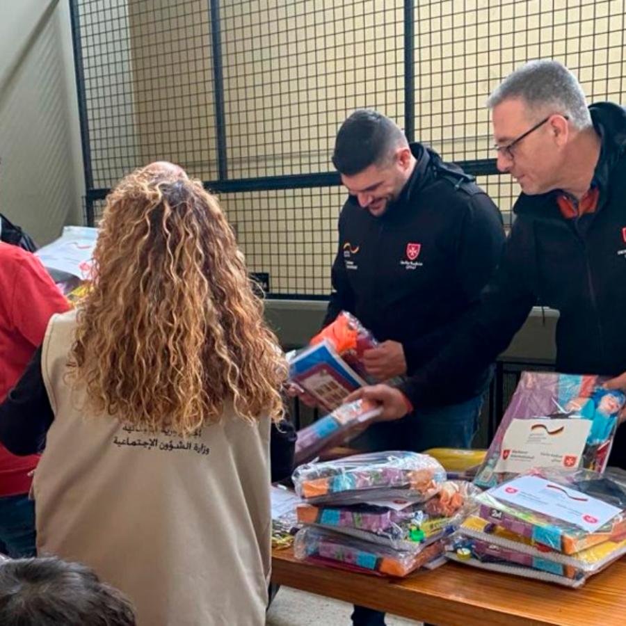 An die Geflüchteten verteilen die libanesischen Malteser Lebensmittel und Spielzeug. Zudem werden sie medizinisch versorgt.