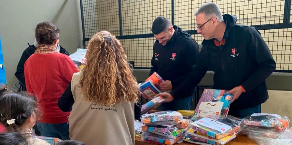 An die Geflüchteten verteilen die libanesischen Malteser Lebensmittel und Spielzeug. Zudem werden sie medizinisch versorgt.