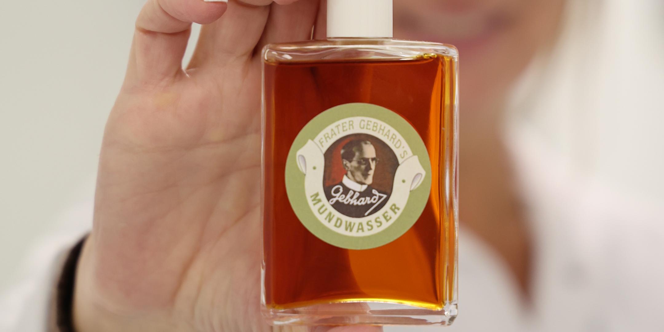 Eine Frau hält eine Flasche mit bräunlicher Flüssigkeit in die Kamera (c) BBT-Gruppe, Region Trier Eine Frau hält eine Flasche mit bräunlicher Flüssigkeit in die Kamera