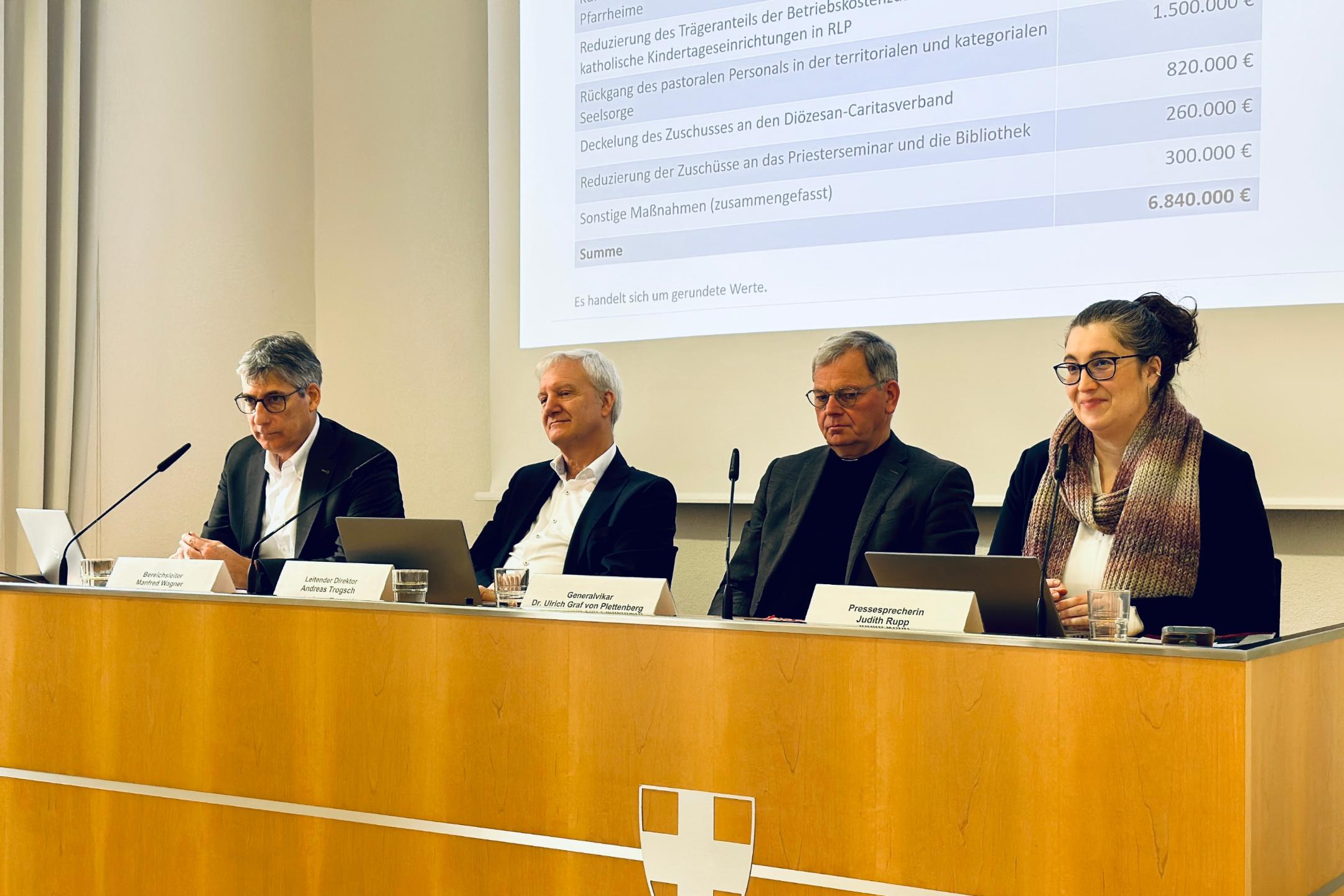 Finanzdirektor Wagner, der leitende Direktor Trogsch, Generalvikar von Plettenberg und Pressesprecherin Judith Rupp.