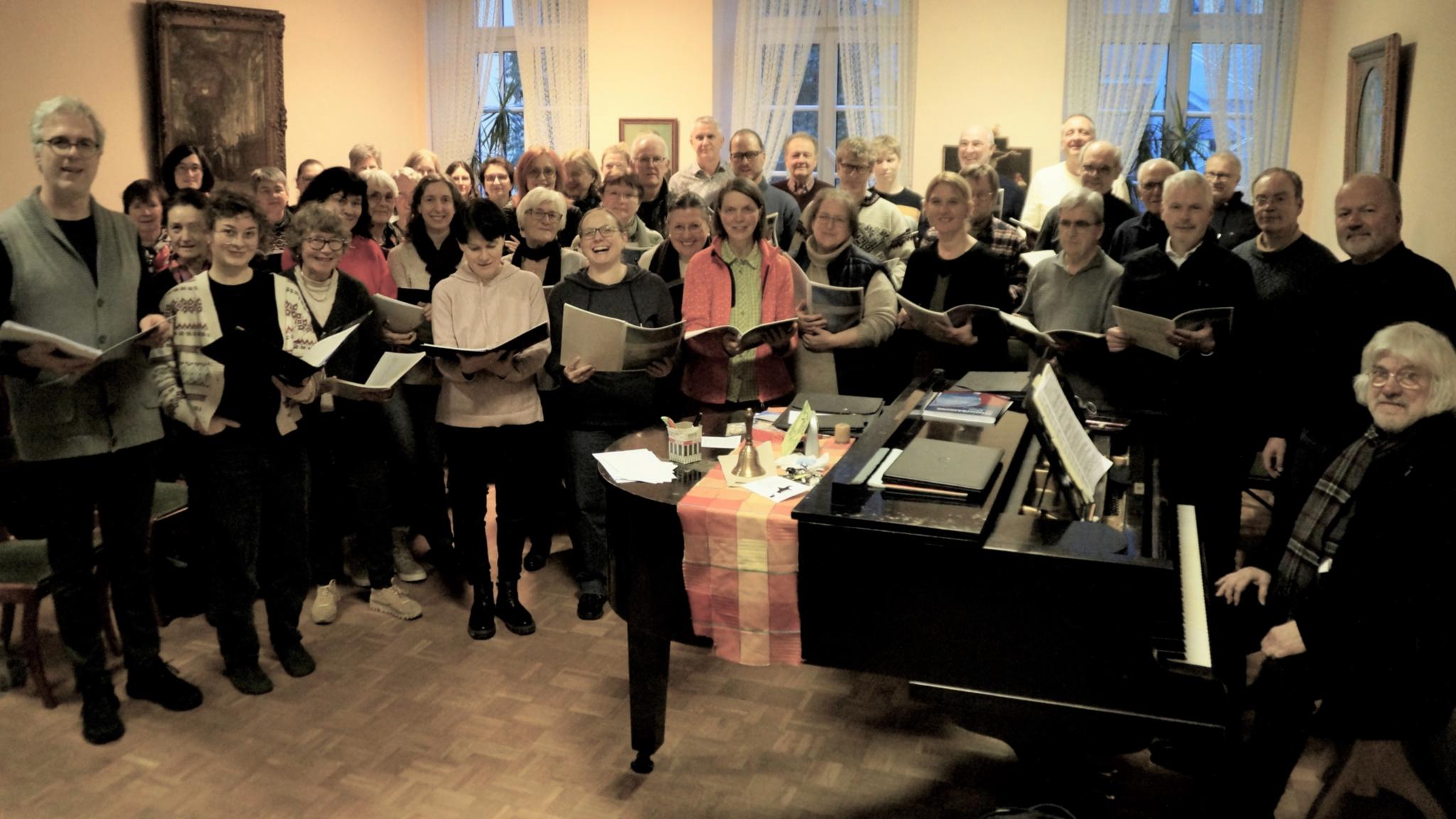 Proben für das Konzert zum Jahreswechsel: das Vokalensemble St. Paulin mit dem musikalischen Leiter Volker Krebs (links) und Komponist Joachim Reidenbach (rechts), dessen „Te deum“ uraufgeführt wird.