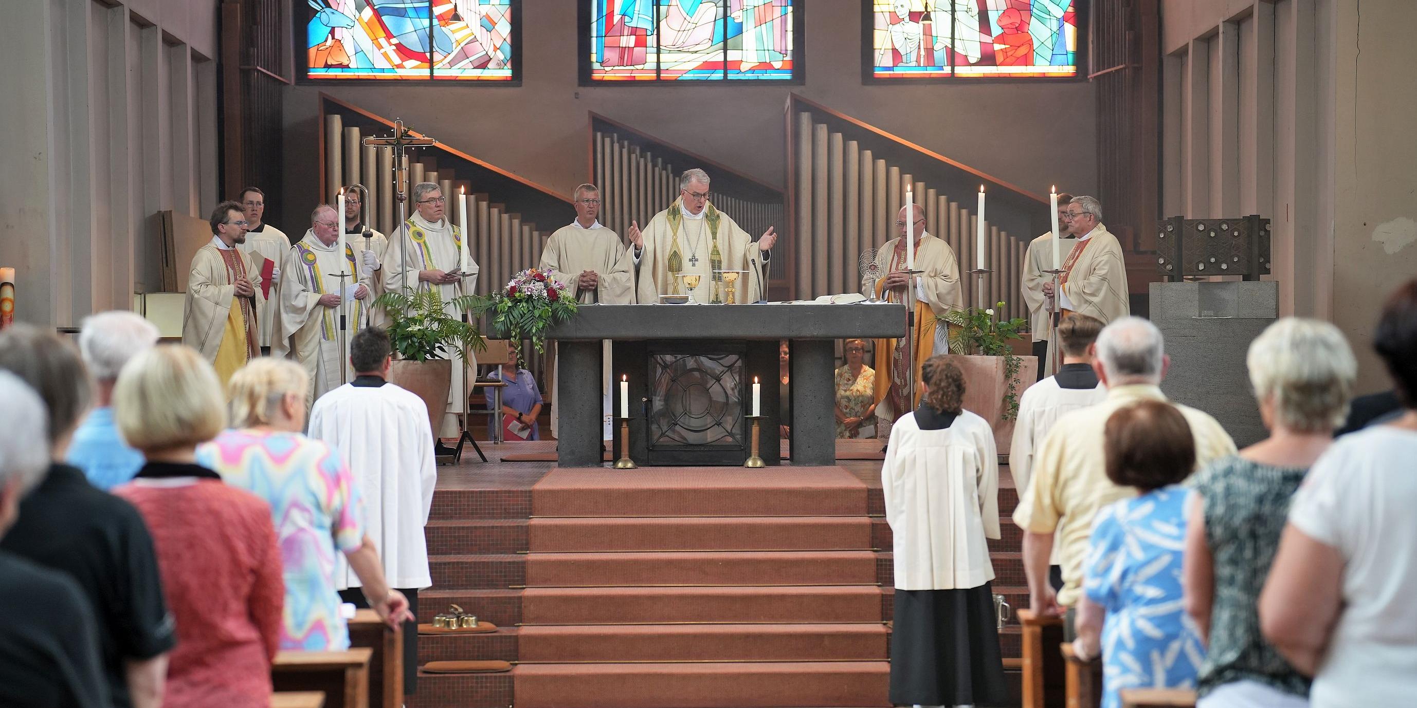 Zahlreiche Geistliche und Gottesdienstbesucher nahmen an der letzten Eucharistiefeier in der früheren Pfarrkirche St. Ambrosius teil. (c) Stefan Endres Zahlreiche Geistliche und Gottesdienstbesucher nahmen an der letzten Eucharistiefeier in der früheren Pfarrkirche St. Ambrosius teil.