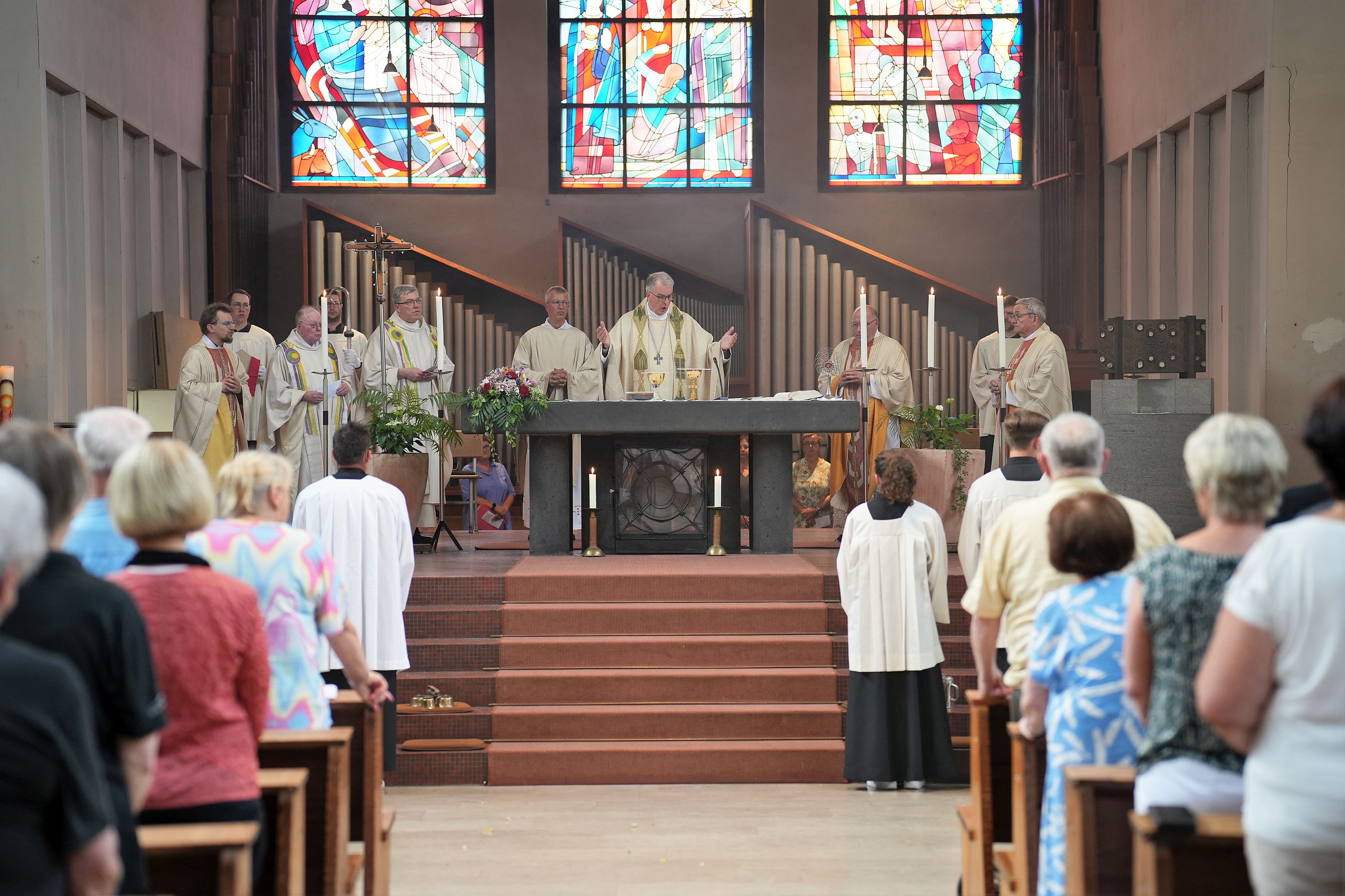 Zahlreiche Geistliche und Gottesdienstbesucher nahmen an der letzten Eucharistiefeier in der früheren Pfarrkirche St. Ambrosius teil.