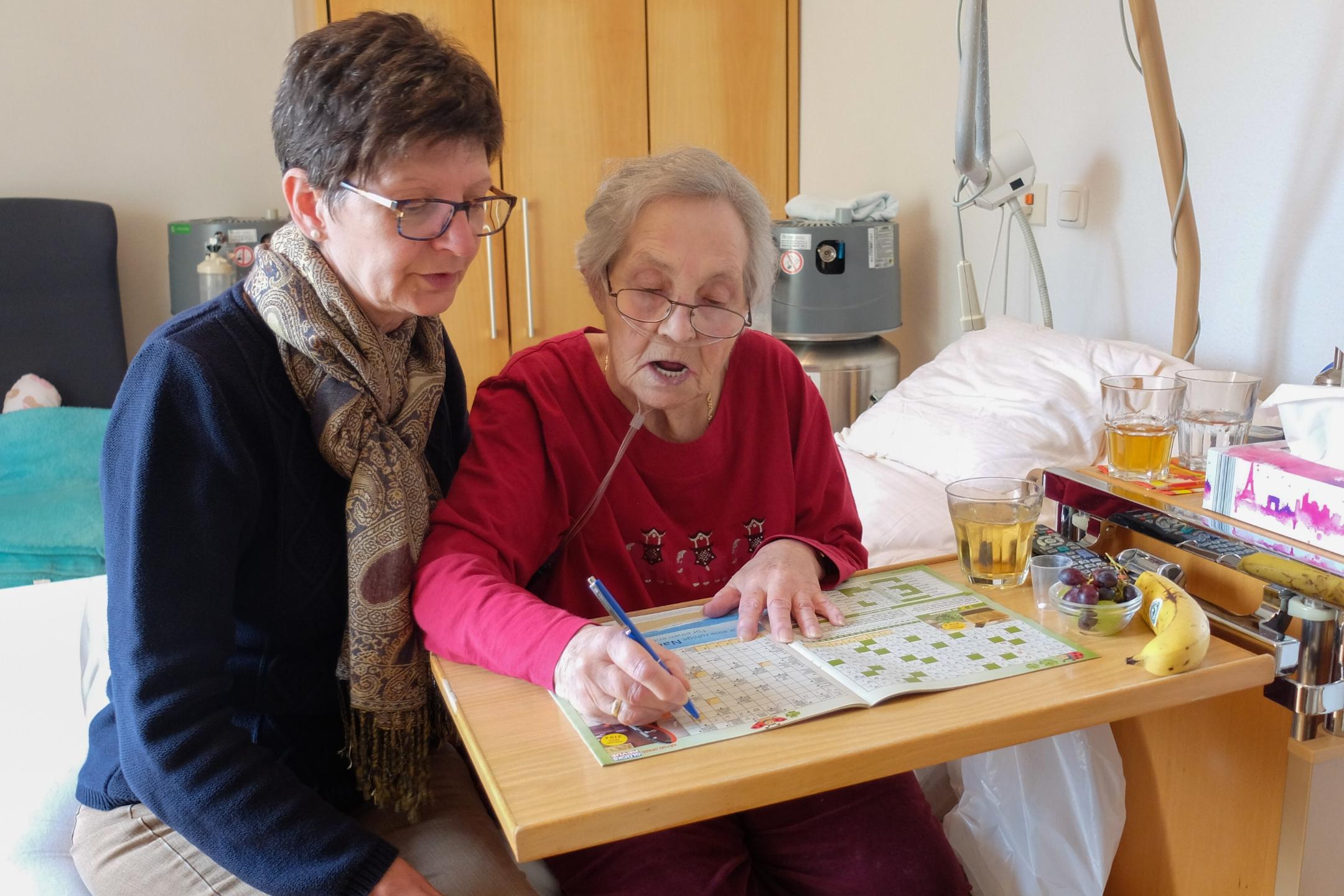 Auch wenn die körperliche Kraft im Alter oft nachlässt, macht das gemeinsame Lösen von Rätseln Spaß und hält das Gehirn fit.  