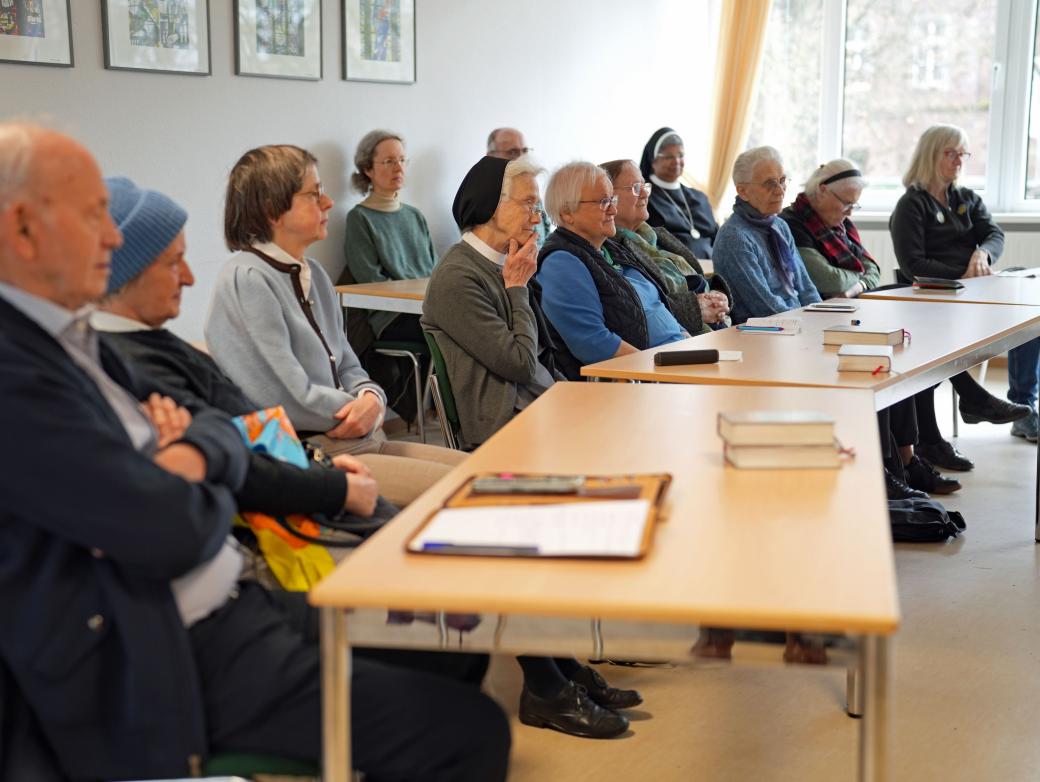 Einige Teilnehmerinnen und Teilnehmer verfolgen die Online-Vorträge  gemeinsam im Pfarrheim Liebfrauen Trier.