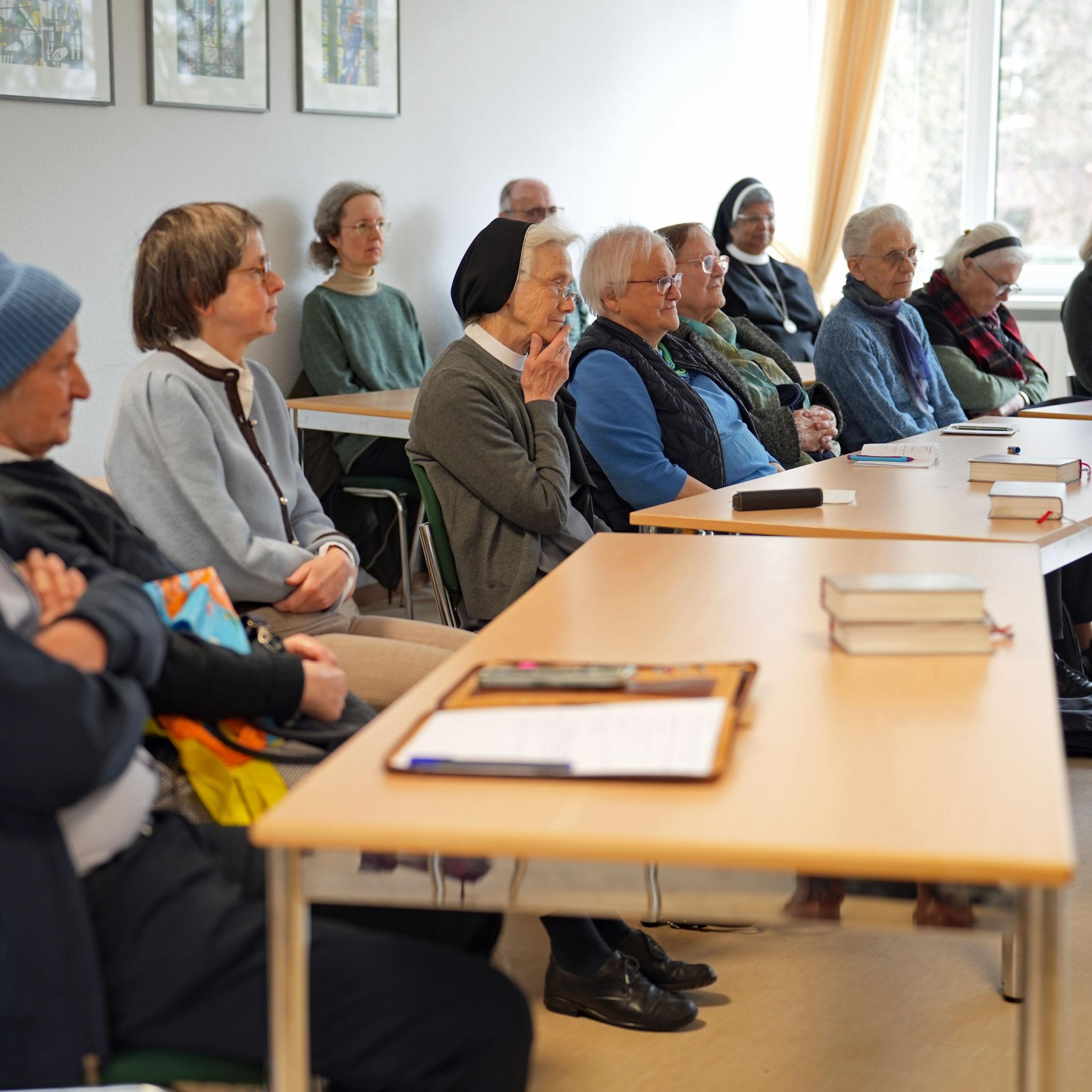 Einige Teilnehmerinnen und Teilnehmer verfolgen die Online-Vorträge  gemeinsam im Pfarrheim Liebfrauen Trier.