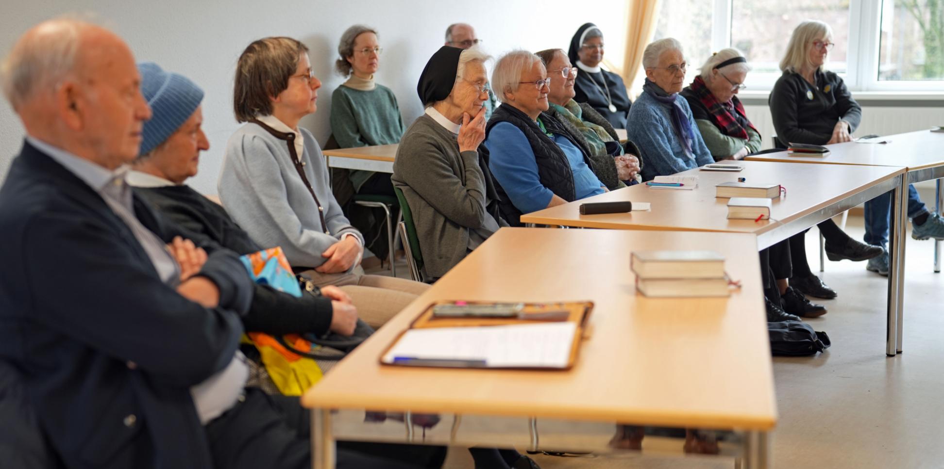 Einige Teilnehmerinnen und Teilnehmer verfolgen die Online-Vorträge  gemeinsam im Pfarrheim Liebfrauen Trier.