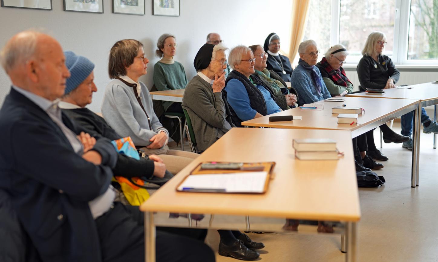 Einige Teilnehmerinnen und Teilnehmer verfolgen die Online-Vorträge  gemeinsam im Pfarrheim Liebfrauen Trier.