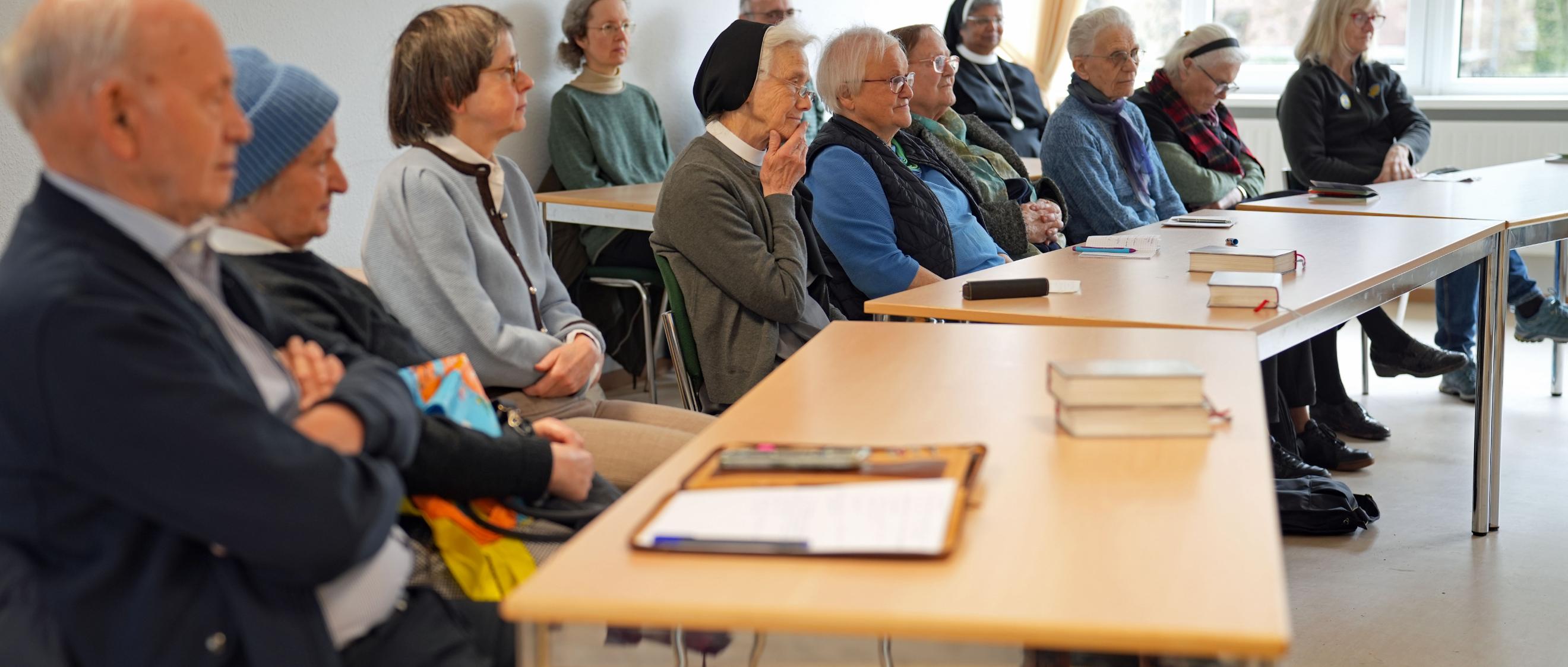 Einige Teilnehmerinnen und Teilnehmer verfolgen die Online-Vorträge  gemeinsam im Pfarrheim Liebfrauen Trier.