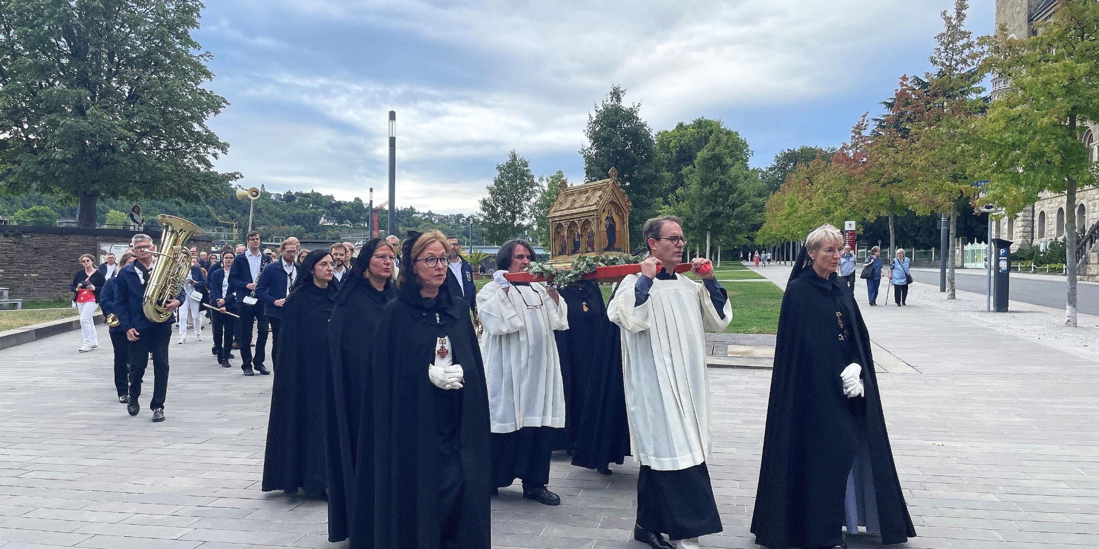 In einer feierlichen Prozession wurde der Rizza-Schrein vom Rhein zur Basilika St. Kastor getragen. (c) Förderverein In einer feierlichen Prozession wurde der Rizza-Schrein vom Rhein zur Basilika St. Kastor getragen.
