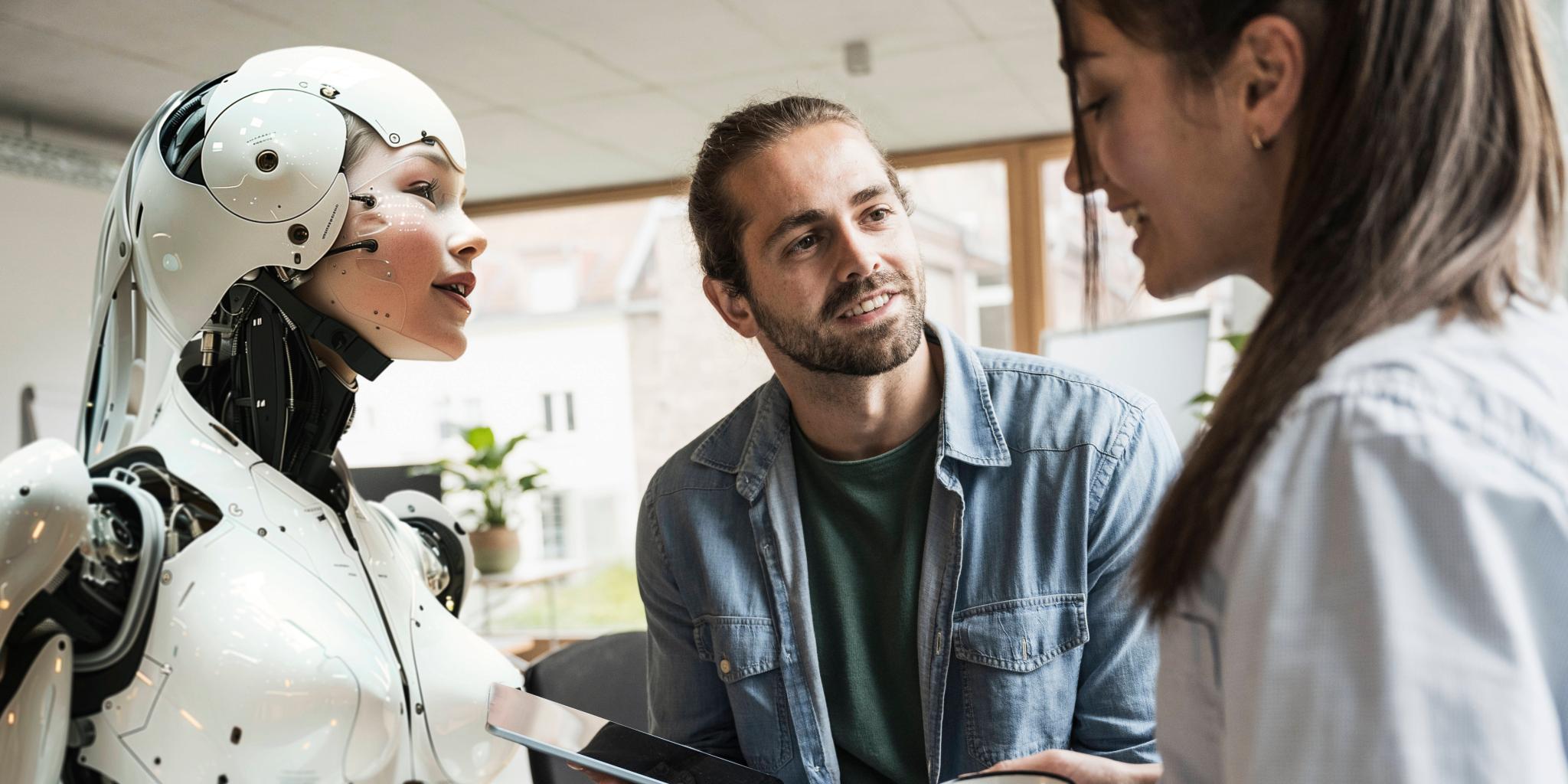 Menschen unterhalten sich mit einem menschlich aussehenden Roboter
