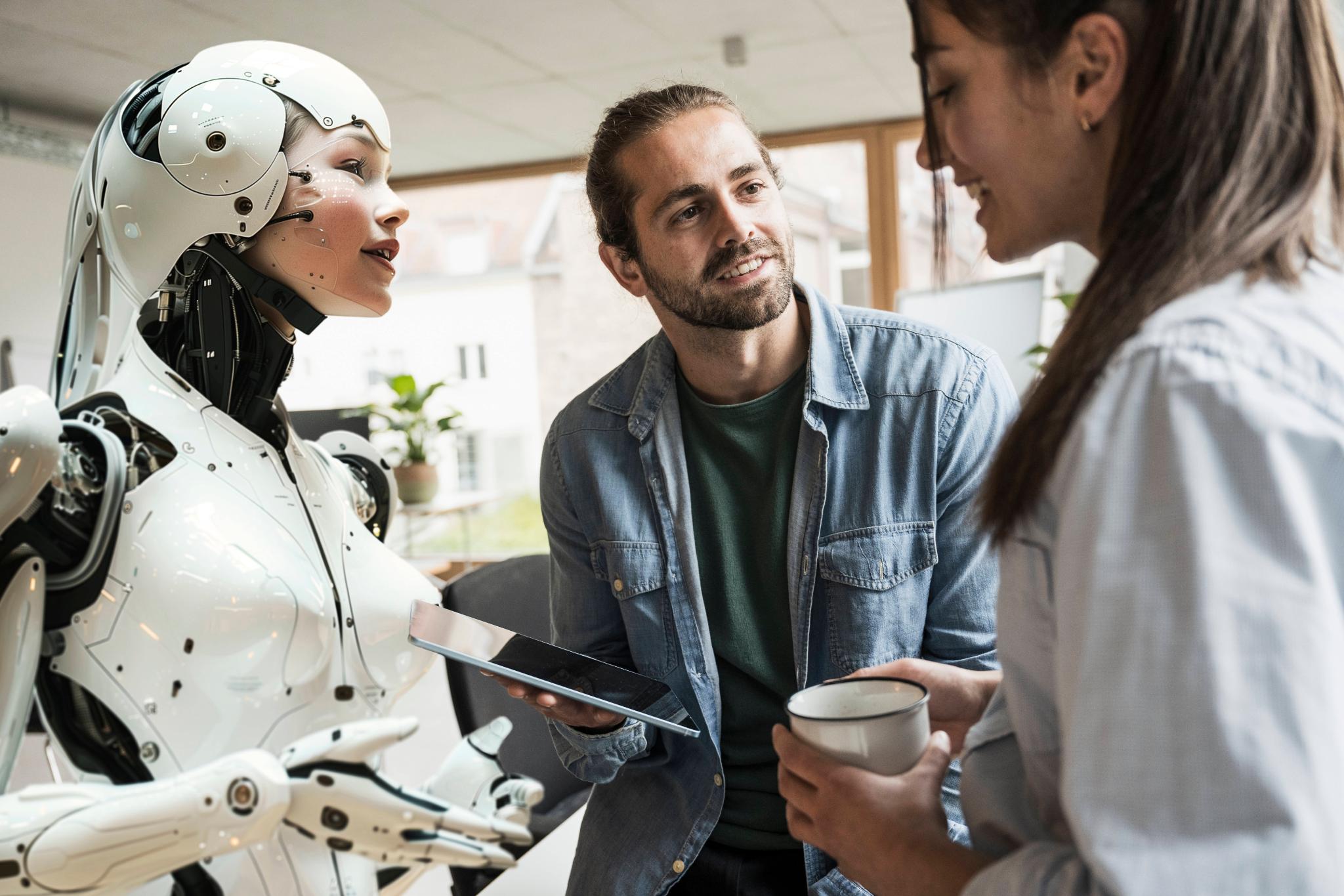 Menschen unterhalten sich mit einem menschlich aussehenden Roboter