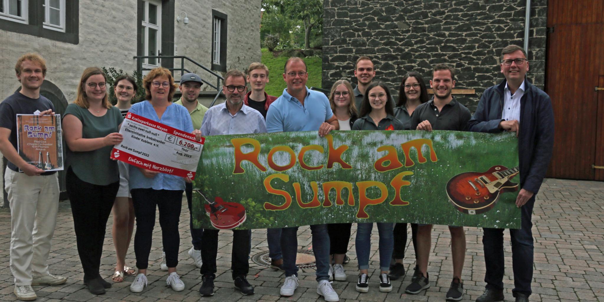 Mitwirkende und Organisatoren der Traditionsveranstaltung „Rock am Sumpf “ bei der Spendenübergabe. (c) Elvira Bell Mitwirkende und Organisatoren der Traditionsveranstaltung „Rock am Sumpf “ bei der Spendenübergabe.