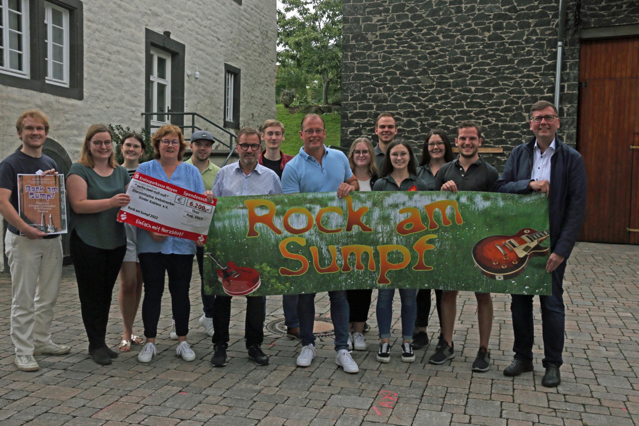 Mitwirkende und Organisatoren der Traditionsveranstaltung „Rock am Sumpf “ bei der Spendenübergabe.