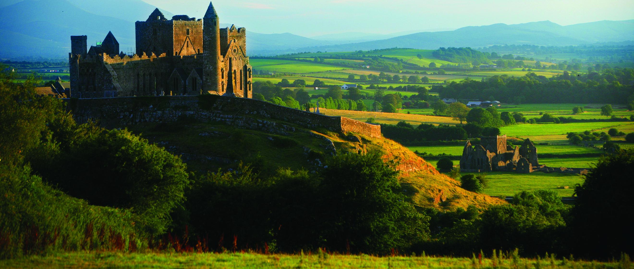 Der „Rock of Cashel“, der als irisches Wahrzeichen gilt, erhebt sich gut 60 Meter über der Ebene.
